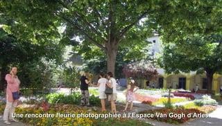 Une rencontre fleurie photographiée à l’Espace Van Gogh d’Arles.
 