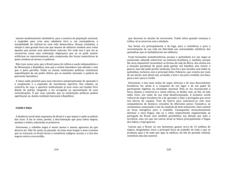219
mesmo modestamente satisfatório, para a maioria da população nacional;
a inaptidão para criar uma cidadania livre e, em conseqüência, a
inviabilidade de instituir‐se uma vida democrática. Nessas condições, a
eleição é uma grande farsa em que massas de eleitores vendem seus votos
àqueles que seriam seus adversários naturais. Por tudo isso é que ela se
caracteriza como uma ordenação oligárquica que só se pode manter
artificiosa ou repressivamente pela compressão das forças majoritárias às
quais condena ao atraso e à pobreza.
Não é por acaso, pois, que o Brasil passa de colônia a nação independente e
de Monarquia a República, sem que a ordem fazendeira seja afetada e sem
que o povo perceba. Todas as nossas instituições políticas constituem
superfetações de um poder efetivo que se mantém intocado: o poderio do
patronato fazendeiro.
A única saída possível para essa estrutura autoperpetuante de opressão é
o surgimento e a expansão do movimento operário. Nas cidades, ao
contrário da roça, o operário sindicalizado já atua como um lutador livre
diante do patrão, chegando a ser arrogante na apresentação de suas
reivindicações. É por esse caminho que as instituições políticas podem
aperfeiçoar‐se, dando realidade funcional à República.
CLASSE E RAÇA
A distância social mais espantosa do Brasil é a que separa e opõe os pobres
dos ricos. A ela se soma, porém, a discriminação que pesa sobre negros,
mulatos e índios, sobretudo os primeiros.
Entretanto, a rebeldia negra é muito menor e menos agressiva do que
deveria ser. Não foi assim no passado. As lutas mais longas e mais cruentas
que se travaram no Brasil foram a resistência indígena secular e a luta dos
negros contra a escravidão,
220
que duraram os séculos do escravismo. Tendo início quando começou o
tráfico, só se encerrou com a abolição.
Sua forma era principalmente a da fuga, para a resistência e para a
reconstituição de sua vida em liberdade nas comunidades solidárias dos
quilombos, que se multiplicaram aos milhares.
Eram formações protobrasileiras, porque o quilombola era um negro já
aculturado, sabendo sobreviver na natureza brasileira, e, também, porque
lhe seria impossível reconstituir as formas de vida da África. Seu drama era
a situação paradoxal de quem pode ganhar mil batalhas sem vencer a
guerra, mas não pode perder nenhuma. Isso foi o que sucedeu com todos os
quilombos, inclusive com o principal deles, Palmares, que resistiu por mais
de um século, mas afinal caiu, arrasado, e teve o seu povo vendido, aos lotes,
para o sul e para o Caribe.
Entretanto, a luta mais árdua do negro africano e de seus descendentes
brasileiros foi, ainda é, a conquista de um lugar e de um papel de
participante legítimo na sociedade nacional. Nela se viu incorporado à
força. Ajudou a construí‐la e, nesse esforço, se desfez, mas, ao fim, só nela
sabia viver, em razão de sua total desafricanização. A primeira tarefa
cultural do negro brasileiro foi a de aprender a falar o português que ouvia
nos berros do capataz. Teve de fazê‐lo para comunicar‐se com seus
companheiros de desterro, oriundos de diferentes povos. Fazendo‐o, se
reumanizou, começando a sair da condição de bem semovente, mero animal
ou força energética para o trabalho. Conseguindo miraculosamente
dominar a nova língua, não só a refez, emprestando singularidade ao
português do Brasil, mas também possibilitou sua difusão por todo o
território, uma vez que nas outras áreas se falava principalmente a língua
dos índios, o tupi‐guarani.
Calculo que o Brasil, no seu fazimento, gastou cerca de 12 milhões de
negros, desgastados como a principal força de trabalho de tudo o que se
produziu aqui e de tudo que aqui se edificou. Ao fim do período colonial,
constituía uma das maiores
 