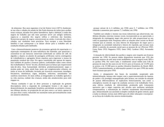 233
de alimentar. Nos anos seguintes à Lei do Ventre Livre (1871), fundaram‐
se nas vilas e cidades do estado de São Paulo dezenas de asilos para acolher
essas crianças, atiradas fora pelos fazendeiros. Após a abolição, à saída dos
negros de trabalho que não mais queriam servir aos antigos senhores,
seguiu‐se a expulsão dos negros velhos e enfermos das fazendas.
Numerosos grupos de negros concentraram‐se, então, à entrada das vilas e
cidades, nas condições mais precárias. Para escapar a essa liberdade
famélica é que começaram a se deixar aliciar para o trabalho sob as
condições ditadas pelo latifúndio.
Com o desenvolvimento posterior da economia agrícola de exportação e a
superação conseqüente da auto‐suficiência das fazendas, que passaram a
concentrar‐se nas lavouras comerciais (sobretudo no cultivo do café, do
algodão e, depois, no plantio de pastagens artificiais), outros contingentes
de trabalhadores e agregados foram expulsos para engrossar a massa da
população residual das vilas. Era agora constituída não apenas de negros,
mas também de pardos e brancos pobres, confundidos todos como massa
dos trabalhadores "livres" do eito, aliciáveis para as fainas que requeressem
mão‐de‐obra. Essa humanidade detritária predominantemente negra e
mulata pode ser vista, ainda hoje, junto aos conglomerados urbanos, em
todas as áreas do latifúndio, formada por braceiros estacionais, mendigos,
biscateiros, domésticas, cegos, aleijados, enfermos, amontoados em
casebres miseráveis. Os mais velhos, já desgastados no trabalho agrícola e
na vida azarosa, cuidam das crianças, ainda não amadurecidas para nele
engajar‐se.
Nessas condições é que se deve procurar a explicação da gritante
discrepância entre a expansão do contingente branco e do negro no
desenvolvimento da população brasileira, permitindo ao primeiro crescer,
nos últimos séculos, na proporção de um para nove e, ao outro, apenas de
um para dois e meio, reduzindo seu montante tanto percentualmente como
em números absolutos,
234
porque caíram de 6, 6 milhões, em 1940, para 5, 7 milhões, em 1950,
voltando a aumentar para apenas 7, 2 milhões, em 1990.
Também nas cidades e mesmo nas áreas industriais que absorveram, nas
últimas décadas, enormes massas rurais, incorporando‐as ao operariado, a
integração do contingente negro não parece ter sido proporcional ao seu
vulto na população total. Pesquisas sobre as relações inter‐raciais no Brasil
revelam que se somam, no caso, fatores de despreparo do negro para a
integração na sociedade industrial e fatores de repulsão, que tornam mais
difícil o caminho da ascensão social para as pessoas de cor (Pierson 1945;
Costa Pinto 1953; Nogueira 1955; Ianni 1962; Cardoso 1962; Fernandes
1964).
A situação de inferioridade dos pardos e negros com respeito aos brancos
persiste em 1990. Os poucos dados disponíveis mostram que 12% dos
brancos maiores de sete anos eram analfabetos, mas os negros eram 30% e
os pardos 29%. Por outro lado, o rendimento anual médio (em Cr$) de
pessoas de mais de dez anos era de 32.212 para os brancos, de 13.295 para
os pretos e de 15.308 para os pardos (Anuário Estatístico do Brasil, IBGE,
1993). Lamentavelmente, as informações quanto à cor para 1990 são muito
mais escassas que para 1950.
Assim, o alargamento das bases da sociedade, auspiciado pela
industrialização, ameaça não romper com a superconcentração da riqueza,
do poder e do prestígio monopolizado pelo branco, em virtude da atuação
de pautas diferenciadoras só explicáveis historicamente, tais como: a
emergência recente do negro da condição escrava à de trabalhador livre;
uma efetiva condição de inferioridade, produzida pelo tratamento
opressivo que o negro suportou por séculos sem nenhuma satisfação
compensatória; a manutenção de critérios racialmente discriminatórios
que, obstaculizando sua ascensão à simples condição de gente comum, igual
a todos os demais, tornou mais difícil para ele obter educação e incorporar‐
se na força de trabalho dos setores modernizados.
 