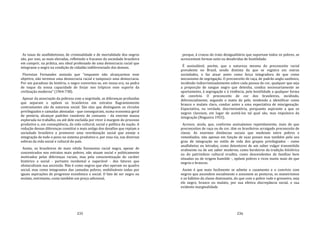235
As taxas de analfabetismo, de criminalidade e de mortalidade dos negros
são, por isso, as mais elevadas, refletindo o fracasso da sociedade brasileira
em cumprir, na prática, seu ideal professado de uma democracia racial que
integrasse o negro na condição de cidadão indiferenciado dos demais.
Florestan Fernandes assinala que "enquanto não alcançarmos esse
objetivo, não teremos uma democracia racial e tampouco uma democracia.
Por um paradoxo da história, o negro converteu‐se, em nossa era, na pedra
de toque da nossa capacidade de forjar nos trópicos esse suporte da
civilização moderna" (1964:738).
Apesar da associação da pobreza com a negritude, as diferenças profundas
que separam e opõem os brasileiros em extratos flagrantemente
contrastantes são de natureza social. São elas que distinguem os círculos
privilegiados e camadas abonadas ‐ que conseguiram, numa economia geral
de penúria, alcançar padrões razoáveis de consumo ‐ da enorme massa
explorada no trabalho, ou até dele excluída por viver à margem do processo
produtivo e, em conseqüência, da vida cultural, social e política da nação. A
redução dessas diferenças constitui o mais antigo dos desafios que reptam a
sociedade brasileira a promover uma reordenação social que enseje a
integração de todo o povo no sistema produtivo e, por essa via, nas diversas
esferas da vida social e cultural do país.
Assim, os brasileiros de mais nítida fisionomia racial negra, apesar de
concentrados nos estratos mais pobres, não atuam social e politicamente
motivados pelas diferenças raciais, mas pela conscientização do caráter
histórico e social ‐ portanto incidental e superável ‐ dos fatores que
obstaculizam sua ascensão. Não é como negros que eles operam no quadro
social, mas como integrantes das camadas pobres, mobilizáveis todas por
iguais aspirações de progresso econômico e social. O fato de ser negro ou
mulato, entretanto, custa também um preço adicional,
236
porque, à crueza do trato desigualitário que suportam todos os pobres, se
acrescentam formas sutis ou desabridas de hostilidade.
É assinalável, porém, que a natureza mesma do preconceito racial
prevalente no Brasil, sendo distinta da que se registra em outras
sociedades, o faz atuar antes como força integradora do que como
mecanismo de segregação. O preconceito de raça, de padrão anglo‐saxônico,
incidindo indiscriminadamente sobre cada pessoa de cor, qualquer que seja
a proporção de sangue negro que detenha, conduz necessariamente ao
apartamento, à segregação e à violência, pela hostilidade a qualquer forma
de convívio. O preconceito de cor dos brasileiros, incidindo,
diferencialmente, segundo o matiz da pele, tendendo a identificar como
branco o mulato claro, conduz antes a uma expectativa de miscigenação.
Expectativa, na verdade, discriminatória, porquanto aspirante a que os
negros clareiem, em lugar de aceitá‐los tal qual são, mas impulsora da
integração (Nogueira 1955).
Acresce, ainda, que, conforme assinalamos repetidamente, mais do que
preconceitos de raça ou de cor, têm os brasileiros arraigado preconceito de
classe. As enormes distâncias sociais que medeiam entre pobres e
remediados, não apenas em função de suas posses mas também pelo seu
grau de integração no estilo de vida dos grupos privilegiados ‐ como
analfabetos ou letrados, como detentores de um saber vulgar transmitido
oralmente ou de um saber moderno, como herdeiros da tradição folclórica
ou do patrimônio cultural erudito, como descendentes de famílias bem
situadas ou de origem humilde ‐, opõem pobres e ricos muito mais do que
negros e brancos.
Assim é que mais facilmente se admite o casamento e o convívio com
negros que ascendem socialmente e assumem as posturas, os maneirismos
e os hábitos da classe dominante, do que com o pobre rude e grosseiro, seja
ele negro, branco ou mulato, por sua efetiva discrepância social, e sua
evidente marginalidade
 