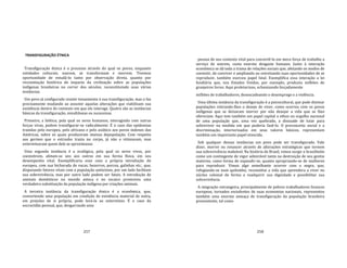 257
TRANSFIGURAÇÃO ÉTNICA
Transfiguração étnica é o processo através do qual os povos, enquanto
entidades culturais, nascem, se transformam e morrem. Tivemos
oportunidade de estudá‐lo tanto por observação direta, quanto por
reconstiução histórica do impacto da civilização sobre as populações
indígenas brasileiras no correr dos séculos; reconstituindo suas várias
instâncias.
Um povo já configurado resiste tenazmente à sua transfiguração, mas o faz
precisamente mudando ao assumir aquelas alterações que viabilizam sua
existência dentro do contexto em que ele interage. Quatro são as instâncias
básicas da transfiguração, simultâneas ou sucessivas.
Primeiro, a biótica, pela qual os seres humanos, interagindo com outras
forças vivas, podem transfigurar‐se radicalmente. É o caso das epidemias
trazidas pelo europeu, pelo africano e pelo asiático aos povos indenes das
Américas, sobre os quais produziram imensa depopulação. Com respeito
aos germes que o estranho trazia no corpo, já não o vitimavam, mas
exterminavam quem dele se aproximasse.
Uma segunda instância é a ecológica, pela qual os seres vivos, por
coexistirem, afetam‐se uns aos outros em sua forma física, em seu
desempenho vital. Exemplificaria esse caso a própria introdução do
europeu, com sua bicharada de vacas, bezerros, porcos, galinhas etc., que,
disputando fatores vitais com a população autóctone, por um lado facilitam
sua sobrevivência, mas por outro lado podem ser fatais. A introdução de
animais domésticos no mundo asteca e no incaico promoveu uma
verdadeira substituição da população indígena por criações animais.
A terceira instância da transfiguração étnica é a econômica, que,
convertendo uma população em condição de existência material de outra,
em prejuízo de si própria, pode levá‐la ao extermínio. É o caso da
escravidão pessoal, que, desgarrando uma
258
pessoa de seu contexto vital para convertê‐la em mera força de trabalho a
serviço de outrem, custa enorme desgaste humano. Junto à interação
econômica se dá toda a trama de relações sociais que, afetando os modos de
coexistir, de conviver e ampliando ou estreitando suas oportunidades de se
reproduzir, também exerceu papel fatal. Exemplifica essa interação a lei
fundiária que, nos Estados Unidos, por exemplo, produziu milhões de
granjeiros livres. Aqui proletarizou, urbanizando forçadamente
milhões de trabalhadores, desencadeando o desemprego e a violência.
Uma última instância da transfiguração é a psicocultural, que pode dizimar
populações retirando‐lhes o desejo de viver, como ocorreu com os povos
indígenas que se deixaram morrer por não desejar a vida que se lhes
ofereciam. Aqui tem também um papel capital o ethos ou orgulho nacional
de uma população que, uma vez quebrado, a dissuade de lutar para
sobreviver na medida em que poderia fazê‐lo. O preconceito social e a
discriminação, interiorizados em seus valores básicos, representam
também um importante papel etnocida.
Sob qualquer dessas instâncias um povo pode ser transfigurado. Vale
dizer, morrer ou renascer através de alterações estratégicas que tornem
sua sobrevivência maleável. Na história do Brasil, vimos surgir o brasilíndio
como um contingente de vigor admirável tanto na destruição de seu gentio
materno, como forma de expandir‐se, quanto apropriando‐se de mulheres
para reproduzir. Vimos algo semelhante ocorrer com o negro, que,
refugiando‐se num quilombo, reconstitui a vida que aprendera a viver no
núcleo colonial de forma a readquirir sua dignidade e possibilitar sua
sobrevivência.
A imigração estrangeira, principalmente de pobres trabalhadores brancos
europeus, tornados excedentes de suas economias nacionais, representou
também uma enorme ameaça de transfiguração da população brasileira
preexistente, tal como
 