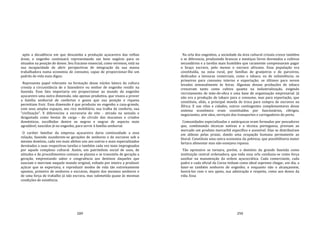289
após a decadência em que descamba a produção açucareira das velhas
áreas, o engenho continuará representando um bom negócio para os
situados na posição de donos. Seu fracasso essencial, como veremos, está na
sua incapacidade de abrir perspectivas de integração da sua massa
trabalhadora numa economia de consumo, capaz de proporcionar‐lhe um
padrão de vida mais digno.
Representa papel relevante na formação desse núcleo básico da cultura
crioula a circunstância de o fazendeiro ou senhor de engenho residir na
fazenda. Esse fato importaria em proporcionar ao mundo do engenho
açucareiro uma outra dimensão, não apenas produtiva, que visava a prover
a família senhorial de confortos e gozos que sua posição e riqueza
permitiam fruir. Essa dimensão é que produziu no engenho a casa‐grande,
com seus amplos espaços, seu rico mobiliário, sua tralha de conforto, sua
"civilização". E diferenciou a escravaria do eito ‐ atirada na senzala e
desgastada como bestas de carga ‐ do círculo das mucamas e criados
domésticos, escolhidos dentre os negros e negras de aspecto mais
agradável, nascidos já no engenho, para servir à família senhorial.
O caráter familiar da empresa açucareira daria continuidade a essa
relação, fazendo sucederem‐se gerações de senhores e de escravos sob o
mesmo domínio, cada vez mais afeitos uns aos outros e mais especializados
devotados a suas respectivas tarefas e também cada vez mais impregnados
por aquele complexo cultural. Assim, um patrimônio social de usos, de
atitudes e de procedimentos comuns se plasma e se transmite de geração a
geração, emprestando sabor e congruência aos destinos daqueles que
nasciam e morriam naquele mundo original, voltado por inteiro a produzir
açúcar que se exportava, e reproduzir modos de vida tão extremamente
opostos, primeiro de senhores e escravos, depois dos mesmos senhores e
de uma força de trabalho já não escrava, mas submetida quase às mesmas
condições de existência.
290
Na orla dos engenhos, a sociedade da área cultural crioula cresce também
e se diferencia, produzindo brancos e mestiços livres devotados a cultivos
secundários e a tarefas mais humildes que raramente compensavam pagar
o braço escravo, pelo menos o escravo africano. Essa população era
constituída, na zona rural, por famílias de granjeiros e de parceiros,
dedicados a lavouras comerciais, como o tabaco, ou de subsistência; os
primeiros para consumo interno e exportação; os últimos para serem
levados semanalmente às feiras. Algumas dessas produções de tabaco
cresceram tanto como cultivo quanto na industrialização, exigindo
recrutamento de mão‐de‐obra e uma base de organização empresarial. Já
não era a produção de tabaco para o consumo, mas para exportação, que
constituiu, aliás, a principal moeda de troca para compra de escravos na
África. E nas vilas e cidades, outros contingentes complementares desse
sistema econômico eram constituídos por funcionários, clérigos,
negociantes, arte sãos, serviçais dos transportes e carregadores do porto.
Comunidades especializadas e autárquicas eram formadas por pescadores
que, combinando técnicas nativas e a técnica portuguesa, proviam ao
mercado um produto mercarltil específico e acessível. Elas se distribuíram
em aldeias pelas praias, dando uma ocupação humana permanente ao
litoral. Constituía uma outra economia da pobreza, que possibilitaria maior
fartura alimentar mas não ensejava riqueza.
Tão opressivo se tornara, porém, o domínio da grande fazenda como
instituição central ordenadora, que toda essa orla conduzia‐se como força
auxiliar na manutenção da ordem açucocrática. Cada comerciante, cada
padre e cada oficial da Coroa tinham como ideal supremo chegar, um dia, a
fazer‐se também senhores de engenho; e enquanto não o alcançassem,
honrá‐los com o seu apoio, sua admiração e respeito, como aos donos da
vida. Essa
 