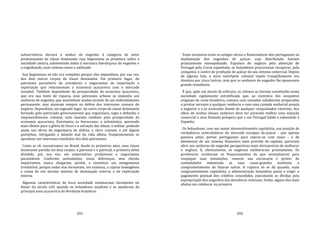 291
subserviência elevava o senhor de engenho à categoria de setor
predominante da classe dominante cuja hegemonia se projetava sobre a
sociedade inteira, submetendo todos à estrutura hierárquica do engenho e
a englobando, num sistema coeso e unificado.
Sua hegemonia só não era completa porque eles dependiam, por sua vez,
dos dois outros corpos da classe dominante. Em primeiro lugar, do
patronato parasitário de armadores e negociantes de importação e
exportação que relacionavam a economia açucareira com o mercado
mundial. Também dependente da prosperidade da economia açucareira,
que era sua fonte de riqueza, esse patronato urbano se impunha aos
senhores de engenho, que mantinham atados através de um endividamento
permanente, mas atuavam sempre na defesa dos interesses comuns do
negócio. Dependiam, em segundo lugar, do outro corpo da classe dominante
formado pelo patriciado governamental que organizava, regia e defendia o
empreendimento colonial, tudo fazendo também pela prosperidade da
economia açucareira. Entretanto, os burocratas; o eclesiástico, querendo
mais óbulos para a glória de Deus e a salvação das almas; o militar, pedindo
ajuda nas obras de engenharia de defesa; o clero comum; e até alguns
poetinhas, intrigando e falando mal da vida alheia, freqüentemente se
opunham aos interesses imediatos dos dois patronatos.
Como se vê, encontramos no Brasil, desde os primeiros anos, uma classe
dominante partida em dois corpos: o patronal e o patricial, o primeiro deles
dividido, por sua vez, em empresários produtores e negociantes
parasitários. Conforme assinalamos, essas diferenças, sem dúvida
importantes, nunca chegaram, porém, a constituir um antagonismo
irredutível, porque todas elas formavam, em essência, a cúpula homogênea
e coesa de um mesmo sistema de dominação externa e de exploração
interna.
Algumas características da nova sociedade assomariam claramente no
limiar do século xvll, quando os holandeses assaltam e se apoderam da
principal zona açucareira do Nordeste brasileiro.
292
Esses invasores eram os antigos sócios e financiadores dos portugueses na
implantação dos engenhos de açúcar, cuja distribuição haviam
praticamente monopolizado. Expulsos do negócio pela absorção de
Portugal pela Coroa espanhola, os holandeses procuravam recuperar, pela
conquista, o centro de produção de açúcar do seu sistema comercial. Depois
de alguma luta, a nova metrópole colonial impõe tranqüilamente seu
domínio por cinco lustros, sem que os senhores de engenho lhe opusessem
grande resistência.
É que, após um século de esforços, os colonos se haviam constituído numa
sociedade rigidamente estratificada que, ao contrário dos ocupantes
originais da costa brasileira, contava com camadas subalternas preparadas
a prestar serviços a qualquer senhorio e com uma camada senhorial pronta
a negociar e a se acomodar diante de qualquer conquistador vitorioso. Aos
olhos de muitos desses senhores deve ter parecido melhor uma sujeição
comercial a uma Holanda próspera que a um Portugal falido e submetido à
Espanha.
Os holandeses, com seu maior desenvolvimento capitalista, sua posição de
verdadeiros controladores do mercado europeu de.açúcar ‐ que apenas
passava pelos portos portugueses para onerar‐se com taxas ‐ e de
detentores de um sistema fmanceiro mais provido de capitais, pareciam
abrir aos senhores de engenho perspectivas mais alvissareiras de melhorar
o negócio. E, efetivamente, os negócios melhoraram prontamente. Os
produtores receberam os financiamentos de que necessitavam para
reequipar suas instalações, renovar sua escravaria e prover de
comodidades industriais as suas casas‐grandes mediante o
comprometimento de futuras safras. A ruptura só se dá quando, mais
congruentemente capitalista, a administração holandesa passa a exigir o
pagamento pontual dos créditos concedidos, executando as dívidas pela
expropriação dos engenhos dos devedores remissos. Então, alguns dos mais
afoitos em colaborar na primeira
 