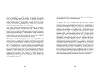 295
líquida anual superior a 1 milhão de libras‐ouro, grande parte da qual
ficava em mãos dos senhores de engenho. Era aplicada na ampliação
sucessiva da capacidade produtora, no custeio dos fatores de produção que
eram importados, sobretudo da escravaria, e na manutenção do sistema
externo de financiamento e comercialização (Furtado 1959:59‐61). Criou‐
se, assim, uma enorme disponibilidade para gastos gerais e suntuários,
permitindo aos proprietários altos níveis de consumo.
Essa riqueza exprimiu‐se principalmente na edificação das cidades do
Recife, Olinda e da Bahia, que mais tarde, com o aporte da riqueza
proveniente da mineração, se ergueriam como os maiores e mais ricos
centros urbanos das Américas, excetuada a Cidade do México. As enormes,
numerosas e riquíssimas igrejas e conventos dessas cidades, sobretudo da
Bahia, sua vida urbana brilhante e ostentória, eram a alta expressão da
civilização crioula que tinha sua contraparte na vida e na morte iníqüa do
escravo do eito, sobre cujas costas pesava aquela opulência.
Nos séculos seguintes, a competição com a nova área produtiva das
Antilhas desloca o Nordeste dos mercados mundiais e provoca uma
deterioração crescente dos preços, que geraria uma crise crônica na região
açucareira. O sistema implantado se revelaria, entretanto, perfeitamente
capaz de enfrentar essa crise e a exacerbação da única contradição ativa,
que era a rebeldia escrava, cruamente subversiva e atentatória à ordem
social, cuja repressão estava a cargo do Estado. Assim sobrevive o sistema
por séculos, apesar da queda constante da rentabilidade. Para isso, porém, é
compelido a adotar formas cada vez mais autárquicas de produção,
utilizando o escravo disponível nas épocas de recessão para prover não só a
própria subsistência alimentar, mas os panos que vestia, os equipamentos
desgastados de engenho e até as alfaias. Em certos períodos de
agravamento da crise o engenho como patrimônio familiar se salva pela
venda de parte da escravaria
296
que ele próprio produzia aos empresários da região mineradora, para a
qual se transferira o fulcro da economia colonial.
O impacto das forças transformadoras da Revolução Industrial
desencadeia uma era de revoluções sociais em todo o mundo, antes de
cristalizar‐se numa nova ordenação social estável. Entre elas se contam as
insurreições, inconfidências e levantes que antecedem a independência
brasileira e que se seguem a ela. Todas buscavam os caminhos de uma
reordenação da sociedade que, rompendo com a trama constritiva da
dominação colonial e com a estreiteza da ordenação classista interna,
abrissem ao povo melhores condições de desempenho na civilização
emergente. Essas forças renovadoras, atuando sobre o contexto da área
cultural crioula abrem, pela primeira vez, às suas populações urbanas,
oportunidades de rebelar‐se contra a velha ordem. Estalam, em
conseqüência, múltiplas insurreições nas quais lideranças encarnadas,
principalmente, por padres libertários aliciam e põem em ação massas
irredentas, desde São Luís do Maranhão até o Recife e a Bahia. Nessas
eclosões, múltiplas tensões subjacentes e jamais manifestas se expressam
ruidosamente. A ojeriza do povo ao negociante lusitano em que ele vê seu
explorador imediato. A animosidade do pobre ao rico. O antagonismo do
empresário nativo ao estrangeiro. O ressentimento do negro para com o
mulato e o ódio de ambos ao branco. Entretanto, o grande antagonismo que
pulsava debaixo de todas essas tensões e oposições, o do escravo ao senhor,
mal pode expressar‐se, porque a condição de homens livres dos brancos e
mulatos os unificava mais que seu denominador comum de gente pobre e
explorada. E porque os ideais libertários dos líderes insurgentes tinham um
limite no sacrossanto respeito à propriedade, que in cluía a escravaria.
 