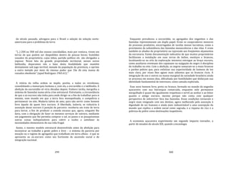 299
do século passado, advogava para o Brasil a adoção da solução norte‐
americana para o problema da terra:
"[...] 200 ou 300 mil dos nossos concidadãos, mais por ventura, vivem em
terras de que podem ser despedidos dentro de poucas horas; humildes
vassalos do proprietário, cujos ódios, partido político etc. são obrigados a
esposar. Nesse fato da grande propriedade territorial, nesses novos
latifundia, deparamos nós a base desta feudalidade que mantém
diretamente sob jugo terrível, metade da população da província, e oprime
a outra metade por meio de imenso poder que 1he dá esta massa de
vassalos obediente" (apud Rodrigues 1965:61)."
A vitória da velha ordem se impôs, porém, a todos os revoltosos,
consolidando a monarquia lusitana e, com ela, a escravidão e o latifúndio. A
abolição da escravidão só viria décadas depois. Embora tardia, mergulha o
sistema de fazendas numa séria crise estrutural. Entretanto, a circunstância
de que o ex‐escravo não tinha para onde dirigir‐se a fim de trabalhar para si
mesmo, num mundo em que a terra fora monopolizada, o compeliria a
permanecer no eito. Mudaria talvez de amo, para não servir como homem
livre àquele de quem fora escravo. A liberdade, todavia, se reduziria à
assunção desse escravo à posição de parceiro: receberia um trato de terra
para lavrar, a fim de produzir a comida escassa que, agora, ninguém lhe
dava, com a obrigação de fazer os mesmos serviços de outrora, mediante
um pagamento que lhe permitia comprar o sal, os panos e as pouquíssimas
outras coisas indispensáveis para cobrir a nudez e satisfazer às
necessidades elementares de sua vida frugal.
Assim, o mesmo modelo estrutural desenvolvido antes da abolição para
incorporar ao trabalho a gente pobre e livre – o sistema de parceria por
meação ou o regime de agregados que trabalham em terra alheia ‐ é que se
apresenta ao ex‐escravo como seu horizonte de ascensão social e de
integração nacional.
300
Enquanto prevaleceu a escravidão, os agregados dos engenhos e das
fazendas representavam um duplo papel. Eram os cooperadores menores
do processo produtivo, encarregados de tarefas menos lucrativas, como o
provimento da subsistência das fazendas monocultoras e das vilas. E eram
também os aliados do proprietário na repressão aos freqüentes alçamentos
da escravaria. Existe documentação indicativa de que muitos proprietários
facilitavam a instalação em suas terras de índios, mestiços e brancos,
localizando‐os na orla da exploração intensiva entregue ao braço escravo,
como auxiliares eventuais dos capatazes na sujigação do negro à disciplina
do trabalho no eito. Com a abolição, os negros somaram‐se a esses brancos
e pardos pobres que, para enfatizar sua superioridade de homens de tez
mais clara, por vezes lhes agiam mais odientos que os brancos ricos. A
integração de uns e outros na massa marginal da sociedade brasileira ainda
se processa em nossos dias, dificultada por hostilidades que disfarçam sua
identidade fundamental de interesses, como camada explorada.
Esse novo homem livre, preto ou branco, formado no mundo do engenho
açucareiro com sua hierarquia remarcada, enquanto nele permanece
mergulhado é quase tão igualmente respeitoso e servil ao senhor e ao feitor
quanto o antigo escravo, mesmo porque não conta com qualquer
perspectiva de sobreviver fora das fazendas. Essas condições tornaram o
negro mais resignado com seu destino, agora melhorado pela assunção à
dignidade de ser humano e ainda mais indoutrinável a uma concepção do
mundo que explica a ordem social como sagrada, e a riqueza do rico e a
pobreza do pobre como destinações inapeláveis.
A economia açucareira experimenta um segundo impacto inovador, a
partir de meados do século XIX, quando a tecnologia
 