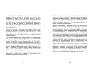 379
mais tarde, os de Goiás e de Mato Grosso. Os mineradores voltam às velhas
paragens, relavando cascalho já trabalhado ou tentando lavras
abandonadas, por sáfaras. Tudo em vão; o ouro minguava e com ele a
sociedade fundada na dissipação da riqueza fácil. Os mineradores insistiam,
porém, labutando com os escravos envelhecidos que não podiam renovar e
endividando‐se, mas persistindo sempre pela incapacidade de se voltarem
para outra atividade. Seu problema era determinar que mercadoria se
podia produzir naqueles ermos montanhosos, como transportá‐la até a
costa distante e a quem vendê‐la, se o único mercado rico fora o das minas,
agora empobrecidas.
Ao fim do século XVIII, a vida urbana ainda parecia ter viço pelo brilho
artístico que alcançara, pelo requinte que adquirira, pelos hábitos
mundanos que cultivava. Mas já eram expressões da decadência, que pouco
depois desapareceriam também, mergulhando a todos na pobreza
envergonhada em que ainda vegetam os mineiros das antigas cidades do
ouro e do diamante.
Nem Portugal conseguira reter a riqueza portentosa que carreara, criando
com ela novas fontes de produção. Um pacto de complementaridade
econômica com a Inglaterra – Tratado de Methuen ‐, que assegurava taxas
mínimas ao vinho do Porto e ao azeite português em troca do livre
comércio das manufaturas inglesas, transferia quase todo o ouro para os
banqueiros londrinos. O âmbito dessa transferência pode ser avaliado em
documentação da época, que indica terem alcançado até 50 mil libras
semanais os pagamentos portugueses em ouro pelas importações que o
reino e o Brasil faziam aos industriais ingleses. Esse ouro contribuiria para
custear as guerras contra Napoleão e, sobretudo, para financiar a expansão
da infra‐estrutura industrial da Inglaterra.
Com a decadência da mineração, toda a área submerge numa economia de
pobreza, com a regressão cultural resultante. Os mineradores se fazem
sitiantes, escondendo na fazenda a sua penúria.
380
O artesanato local de roupas rústicas e de utensílios volta a ganhar
terreno, e com ele uma economia autárquica para subsistência. Todavia, a
presença de contingentes europeus e africanos integrados na sociedade
mineira permite explorar algumas técnicas, como a fundição de ferro, a
edificação, a carpintaria fina, a indústria de panos, bem como certo grau de
erudição livresca que impediriam a sociedade mineira decadente de
regredir à rusticidade do tronco paulista.
Sua vocação histórica seria a industrialização, para a qual estava quiçá tão
habilitada como a colônia norte‐americana. Com efeito, somente a
industrialização poderia abrir novos horizontes de ocupação produtiva aos
capitais acumulados e, sobretudo, à massa antes engajada na mineração,
que estiolava agora nas cidades decadentes e nos campos paupérrimos. É
certo que a industrialização que se processava, então, nos centros reitores
da economia mundial envolvia conhecimentos técnicos que nem Portugal
dominara, além de exigir contatos internacionais e recursos financeiros que
talvez excedessem as possibilidades de uma província colonial encravada
no coração do continente. O obstáculo fundamental à realização desse
desígnio residia, porém, numa proibição expressa. Efetivamente, as
tentativas mineiras de instalar fábricas toscas pareceram à Coroa tão
atentatórias aos seus interesses que todas elas foram destruídas pelas
tropas coloniais e se dispôs em 1785 que jamais se tornassem a levantar.
Entrou, assim, em desagregação progressiva a economia e a sociedade que
edificara nas regiões mineiras seus arraiais e cidades, formando o maior
conglomerado demográfico e a maior rede urbana da colônia. Antigos
mineradores e negociantes se transformam em fazendeiros; artesãos e
empregados se fazem posseiros de glebas devolutas. Citadinos ruralizados
espalham‐se pelos matos, selecionando as terras já não pela riqueza
aurífera, mas por suas qualidades para moradia e cultivo. Fazem‐se
 