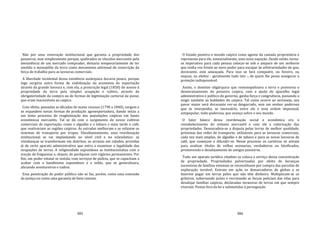 385
Não por uma renovação institucional que garanta a propriedade dos
posseiros, mas simplesmente porque, quebrados os vínculos mercantis pela
inexistência de um mercado comprador, deixaria temporariamente de ter
sentido o monopólio da terra como mecanismo adicional de conscrição da
força de trabalho para as lavouras comerciais.
A liberdade incidental dessa existência autárquica duraria pouco, porque
logo surgiria outra forma de viabilização da economia de exportação
através da grande lavoura e, com ela, a proscrição legal (1850) do acesso à
propriedade da terra pela simples ocupação e cultivo, através da
obrigatoriedade da compra ou de formas de legitimação cartorial da posse,
que eram inacessíveis ao caipira.
Com efeito, passadas as décadas de maior recesso (1790 a 1840), surgem e
se expandem novas formas de produção agroexportadora, dando início a
um lento processo de reaglutinação das populações caipiras em bases
econômicas mercantis. Tal se dá com o surgimento de novos cultivos
comerciais de exportação, como o algodão e o tabaco e mais tarde o café,
que reativariam as regiões caipiras. As estradas melhoram e se refazem os
sistemas de transporte por tropas. Simultaneamente, uma reordenação
institucional se vai implantando no nível civil e no eclesiástico: as
vizinhanças se transformam em distritos, os arraiais em cidades, providas
já de certo aparato administrativo que entra a examinar a legalidade das
ocupações de terras. A religiosidade espontânea se institucionaliza com a
ereção de freguesias e, depois, de paróquias com vigários permanentes. Por
fim, um poder estatal se instala, com serviços de polícia, que se capacitam a
acabar com o banditismo espontâneo e a soldo, que se generalizara,
aliciando aventureiros e vadios.
Essa penetração do poder público não se faz, porém, como uma extensão
da justiça ou como uma garantia de bem comum.
386
O Estado penetra o mundo caipira como agente da camada proprietária e
representa para ele, essencialmente, uma nova sujeição. Desde então, torna‐
se imperativo para cada pessoa colocar‐se sob o amparo de um senhorio
que tenha voz frente ao novo poder para escapar às arbitrariedades de que,
doravante, está ameaçada. Para isso se fará compadre, ou foreiro, ou
sequaz, ou eleitor ‐ geralmente tudo isto ‐, de quem lhe possa assegurar a
proteção indispensável.
Assim, o domínio oligárquico que remonopolizava a terra e promovia o
desenraizamento do posseiro caipira, com a ajuda do aparelho legal
administrativo e político do governo, ganha força e congruência, passando a
exigir também as lealdades do caipira. Tal como ocorre ao sertanejo, seu
pavor maior será doravante ver‐se desgarrado, sem um senhor poderoso
que se interponha, se necessário, entre ele e essa ordem impessoal,
antipopular, todo‐poderosa, que avança sobre o seu mundo.
O fator básico dessa reordenação social e econômica era o
restabelecimento do sistema mercantil e com ele a valorização das
propriedades. Desencadeia‐se a disputa pelas terras de melhor qualidade,
próximas das redes de transporte, utilizáveis para as lavouras comerciais,
cada vez mais amplas, de algodão e de tabaco e para as novas lavouras de
café, que começam a difundir‐se. Nesse processo os cartórios se ativam
para avalizar títulos de velhas sesmarias, verdadeiros ou falsificados,
promovendo o desalojamento de antigos posseiros.
Todo um aparato jurídico citadino se coloca a serviço dessa concentração
de propriedade. Propriedades pulverizadas por efeito de heranças
sucessivas de famílias extensas se reconstituem por compra das parcelas de
exploração inviável. Entram em ação os demarcadores de glebas a se
fazerem pagar em terras pelos que não têm dinheiro. Multiplicam‐se os
grileiros, subornando juízes e recrutando as forças policiais das vilas para
desalojar famílias caipiras, declaradas invasoras de terras em que sempre
viveram. Postas fora da lei e submetidas à perseguição
 