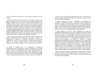 389
para ele a condição mais próxima do ideal inatingível de granjeiro em terra
própria.
As páginas de Monteiro Lobato que revelaram às camadas cultas do país a
figura do Jeca Tatu, apesar de sua riqueza de observações, divulgam uma
imagem verdadeira do caipira dentro de uma interpretação falsa. Nos
primeiros retratos, Lobato o vê como um piolho da terra, espécie de praga
incendiária que atiçava fogo à mata, destruindo enormes riquezas florestais
para plantar seus pobres roçados. A caricatura só ressalta a preguiça, a
verminose e o desalento que o faziam responder com um "não paga a pena"
a qualquer proposta de trabalho. Descreve‐o em sua postura característica,
acocorado desajeitadamente sobre os calcanhares, a puxar fumaça do pito,
atirando cusparadas para os lados. Quem assim descrevia o caipira era o
intelectual‐fazendeiro da Buquira, que amargava sua própria experiência
fracassada de encaixar os caipiras em seus planos mirabolantes.
O que Lobato não viu, então, foi o traumatismo cultural em que vivia o
caipira, marginalizado pelo despojo de suas terras, resistente ao
engajamento no colonato e ao abandono compulsório de seu modo
tradicional de vida. É certo que, mais tarde, Lobato compreendeu que o
caipira era o produto residual natural e necessário do latifúndio
agroexportador. Já então propugnando, ele também, uma reforma agrária.
O sistema de fazendas, que se foi implantando e expandindo
inexoravelmente para a produção de artigos de exportação, cria um novo
mundo no qual não há mais lugar para as formas de vida não mercantis do
caipira, nem para a manutenção de suas crenças tradicionais, de seus
hábitos arcaicos e de sua economia familiar. Com a difusão desse sistema
novo, o caipira vê desaparecerem, por inviáveis, as formas de solidariedade
vicinal e de compadrio, substituídas por relações comerciais. Vê definhar as
390
artes artesanais, pela substituição dos panos caseiros por tecidos fabris, e,
com elas, o sabão, a pólvora, os utensílios de metal, que já ninguém produz
em casa e devem ser comprados.
A ocupação agrícola das terras, o cercamento dos latifúndios com
aramados, a expansão dos pastos e a presença do gado, mudando as
condições ecológicas, tornam impraticáveis a caça e a pesca. Assim, perde o
caipira um complemento alimentar básico que permitia melhorar sua dieta
frugal e carente. Ao fim do processo de implantação do sistema de fazendas,
mesmo nos ermos onde se acoitara, fugindo ao engajamento compulsório, o
caipira tenta manter uma condição tornada obsoleta e inviável.
O golpe derradeiro na vida do caipira tradicional, que acaba por
marginalizá‐lo definitivamente, se dá com a ampliação do mercado urbano
de carne, que torna viável a exploração das áreas mais remotas e de terras
pobres ou ricas para a criação do gado. A partir de então, a cada roça de
caipira ainda consentida para derrubar a mata ou para desbastar capoeiras
se segue o plantio de capim e a desincorporação automática da área do
sistema antes prevalecente, para devotá‐la ao pastoreio. As antigas
propriedades latifundiárias, que se faziam autárquicas com o concurso de
aglomerados de caipiras estruturados em bairros, vão sendo despovoadas
de gente para encher‐se de gado. Nessas fazendas de criação, uma parcela
ínfima de trabalhadores substitui, como vaqueiros, a antiga população
residente que se vê, assim, expulsa. O novo procedimento, estando ao
alcance até mesmo dos latifundiários menos providos de recursos, porque
utiliza o próprio caipira e até a parceria para liquidar com ele, importa
numa limitação progressiva das terras disponíveis para o trabalho agrícola.
Massas de caipiras são, assim, obrigadas a novas opções. Agora já não se
oferece nem mesmo a oportunidade de engajar‐se no colonato. Trata‐se de
escolher entre permanecer na própria parceria, tornada precaríssima, em
que ainda subsiste; mergulhar
 