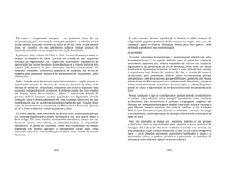 431
Tal como o campesinato europeu ‐ nas primeiras fases de sua
marginalização, pela reordenação mercantil‐capitalista ‐ a rebeldia virtual
dessas massas marginais brasileiras, tanto as do Sul como as das demais
áreas, só encontra em seu patrimônio cultural formas arcaicas de
expressão, revestidas quase sempre de uma feição messiânica.
A principal delas eclodiu de 1910 a 1914, na zona fronteiriça entre os
estados do Paraná e de Santa Catarina, em virtude de uma suspensão
eventual da legitimidade das respectivas autoridades reguladoras da
apropriação das terras devolutas. Ao estabelecer‐se a disputa entre os dois
estados pelo domínio da área contestada, esta ficou juridicamente em
suspenso, ensejando movimentos populares de ocupação das terras de
ninguém pela população matuta e de alargamento de suas posses, pelos
afazendados.
Dada a fome de terra das massas rurais circunvizinhas, a região povoou‐se
rapidamente através da abertura de inúmeras clareiras na mata, onde
famlias de posseiros procuravam conquistar um nicho e organizar uma
economia independente de granjeiros. A violenta reação dos dois estados
em disputa diante dessa invasão e, depois, a intervenção armada do
governo federal lançaram aquelas populações na ilegalidade, criando
condições para o desencadeamento de uma irrupção subversiva de tipo
semelhante às que se sucederam em outras regiões do país. Estudos desse
surto de messianismo se encontram em Maria Isaura Pereira de Queiroz
(1957 e 1965) e Maurício Vinhas de Queiroz (1966).
Tal como aquelas, esse movimento se definia como monarquista, porque
era chamada republicana a ordem latifundiária que lhes queria impor a
ferro e fogo. Tal como aquelas, era também messiânico, porque em seu
horizonte cultural uma reforma da sociedade fundada na propriedade
latifundiária só podia ser concebida como uma reordenação do mundo
legitimada em termos sagrados. O messianismo surge, aqui, como
expressão cultural de uma reordenação social em curso, através da invasão
das terras.
432
A ação concreta devolve significação e destino a velhas crenças da
religiosidade popular praticada desde sempre na região, mas que são
chamadas agora a inspirar lideranças novas para uma guerra santa
destinada a promover uma reestruturação
da sociedade.
O caráter subversivo do movimento é imediatamente identificado pelos
fazendeiros locais. É, em seguida, definido como tal pelos dois corpos de
autoridades regionais, que, embora impedidos de exercer sua função de
legitimadores da apropriação de terras devolutas, viam como um abuso
inadmissível os posseiros ocuparem as matas e nelas abrirem seus roçados
e organizarem suas formas de convívio. Por fim, a invasão de terras é
interpretada pela autoridade federal como revolucionária, porque
convulsionava uma área enorme; porque defrontava posseiros com tropas
estaduais em conflitos nos quais estas vinham sendo derrotadas; porque se
definia como movimento restaurador da monarquia e, sobretudo, porque
punha em causa a legitimidade da forma constitucional de apropriação da
terra.
Nessas condições é que se transfiguram e ganham sentido revolucionário
os antigos cultos oficiados pelos "monges" caminheiros. Eram rezadores
profissionais, não pertencentes a qualquer congregação religiosa, que
reuniam por onde passavam a gente simples para rezar terços e novenas e
para difundir versões populares das crenças católicas e das ti‐adições
bíblicas mais dramáticas. Especialmente as referentes a ameaças de castigo
e de cataclismos, ou às esperanças de salvação coletiva e de restauração da
idade do ouro.
Uma vez povoadas as matas por posseiros matutos e por gringos
acaboclados, criou‐se um ambiente mais propício a essas andanças de
"monges". Em toda parte eles eram recebidos e ouvidos com devoção por
uma população cujas crenças exaltavam e que os via como milagreiros
aptos a curar doentes incuráveis; sacerdotes habilitados a casar e a
encomendar almas, a perdoar pecados e a prescrever os caminhos da
salvação; e como videntes capazes de prever o futuro.
 