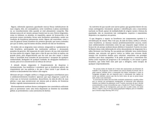449
Alguns, sobretudo japoneses, guardando marcas físicas indisfarçáveis de
suas origens, têm, em conseqüência, certa resistência à plena assimilação
ou ao reconhecimento dela quando já está plenamente cumprida. Não
deixam nunca de ser nisseis, porque trazem isso na cara. Outros imigrantes,
como os italianos, os alemães, os espanhóis, apesar de brancarrões e de
portarem nomes enrolados, foram mais facilmente assimilados, sendo sua
condição de brasileiros plenamente aceita. Alguns até exacerbam, como o
caso do general Geisel, brasileiro de primeira geração, que nunca entendeu
por que os índios, aqui há tantos séculos, teimam em não ser brasileiros.
Os árabes são os imigrantes mais exitosos, integrando‐se rapidamente na
vida brasileira, participando das instituições políticas e alcançando
posições de governo. Até esquecem de onde vieram e de sua vida miserável
em seus países de origem. Cegos para o fato de que seu êxito se explica, em
grande parte, pelo desgarramento que faz com que eles vejam e atuem
sobre a sociedade local armados de preconceitos e incapazes de qualquer
solidariedade, desligados de qualquer lealdade, de obrigações familiares e
sociais, para só se concentrarem no esforço de enricar.
A atitude desses imigrantes é freqüentemente de desprezo e
incompreensão. Sua tendência é considerar que os brasileiros pobres são
responsáveis por sua pobreza e de que o fator racial é que afunda na
miséria os descendentes dos índios e dos negros.
Afirmam até que a religião católica e a língua portuguesa contribuíram para
o subdesenvolvimento brasileiro. Ignoram que aqui chegaram a partir de
crises que os tornaram excedentes, descartáveis, da mão‐de‐obra de suas
pátrias, e que aqui encontraram um imenso país já aberto, de fronteiras
fixadas, regendo autonomamente seu destino.
Afortunadamente nenhum desses contingentes tem consistência suficiente
para se apresentar como uma etnia disputante ao domínio da sociedade
global, ou pretendentes a uma autonomia de destino.
450
Ao contrário do que sucede com outros países, que guardam dentro do seu
corpo contingentes claramente opostos à identificação com a macroetnia
nacional, no Brasil, apesar da multiplicidade de origens raciais e étnicas da
população, não se encontram tais contingentes esquivos e separatistas
dispostos a se organizar em quistos.
O que desgarra e separa os brasileiros em componentes opostos é a
estratificação de classes. Mas é ela que, do lado de baixo, unifica e articula,
como brasileiros, as imensas massas predominantemente escuras, muito
mais solidariamente cimentadas como tal, que enquanto negro retinto ou
branco de cal, porque nenhum desses defeitos é insanável. O porta‐voz mais
brilhante dessa visão deformada de certos descendentes de imigrantes foi o
sábio Hermann von Ihering. Na sua paixão por defender seus conterrâneos
alemães, que estavam em guerra contra os índios que viveram desde
sempre nos terntórios doados para colonizar, emprestou seu prestígio
científico para duas campanhas. A de pedir ao governo o extermínio dos
índios como requisito do progresso e da civilização, e a de acusar a gente
brasileira, que tinha feito esse país que o abrigava, como incapaz de
qualquer empreendimento.
"Os actuaes índios do Estado de S. Paulo não representam um elemento de
trabalho e de progresso. Como tambem nos outros Estados do Brazil, não se
póde esperar trabalho sério e continuado dos índios civilizados e como os
Caingangs selvagens são um impecilio para a colonização das regiões do
sertão que habitam, parece que não ha outro meio, de que se possa lançar
mão, senão o seu exterminio.
A conversão dos indios não tem dado resultado satisfactorio; aquelles indios
que se uniram aos portuguezes immigrados, só deixaram uma influencia
malefica nos habitos da população rural. É minha convicção de que é devido
essencialmente a essas circunstâncias, que o Estado de S. Paulo é obrigado a
introduzir milhares de immigrantes, pois que não se póde contar, de modo
efficaz e seguro, com os serviços dessa população indigena, para os trabalhos
que a lavoura exige (Ihering 1907:215)."
 