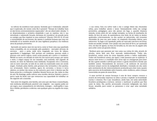 119
no inferno da existência mais penosa. Sentindo que é violentado, sabendo
que é explorado, ele resiste como lhe é possível. "Deixam de trabalhar bem
se não forem convenientemente espancados", diz um observador alemão, "e
se desprezássemos a primeira iniqüidade a que os sujeitou, isto é, sua
introdução e submissão forçada, devíamos de considerar em grande parte
os castigos que lhes impõem os seus senhores" (Davatz 1941:62‐3). Aí está
a racionalidade do escravismo, tão oposta à condição humana que uma vez
instituído só se mantém através de uma vigilância perpétua e da violência
atroz da punição preventiva.
Apresado aos quinze anos em sua terra, como se fosse uma caça apanhada
numa armadilha, ele era arrastado pelo pombeiro ‐ mercador africano de
escravos ‐ para a praia, onde seria resgatado em troca de tabaco,
aguardente e bugigangas. Dali partiam em comboios, pescoço atado a
pescoço com outros negros, numa corda puxada até o porto e o tumbeiro.
Metido no navio, era deitado no meio de cem outros para ocupar, por meios
e meio, o exíguo espaço do seu tamanho, mal comendo, mal cagando ali
mesmo, no meio da fedentina mais hedionda. Escapando vivo à travessia,
caía no outro mercado, no lado de cá, onde era examinado como um cavalo
magro. Avaliado pelos dentes, pela grossura dos tornozelos e dos punhos,
era arrematado. Outro comboio, agora de correntes, o levava à terra
adentro, ao senhor das minas ou dos açúcares, para viver o destino que lhe
havia prescrito a civilização: trabalhar dezoito horas por dia, todos os dias
do ano. No domingo, podia cultivar uma rocinha, devorar faminto a parca e
porca ração de bicho com que restaurava sua capacidade de trabalhar no
dia seguinte até a exaustão.
Sem amor de ninguém, sem familia, sem sexo que não fosse a masturbação,
sem nenhuma identificação possível com ninguém ‐ seu capataz podia ser
um negro, seus companheiros de infortúnio, inimigos ‐, maltrapilho e sujo,
feio e fedido, perebento e enfermo, sem qualquer gozo ou orgulho do corpo,
vivia
120
a sua rotina. Esta era sofrer todo o dia o castigo diário das chicotadas
soltas, para trabalhar atento e tenso. Semanalmente vinha um castigo
preventivo, pedagógico, para não pensar em fuga, e, quando chamava
atenção, recaía sobre ele um castigo exemplar, na forma de mutilações de
dedos, do furo de seios, de queimaduras com tição, de ter todos os dentes
quebrados criteriosamente, ou dos açoites no pelourinho, sob trezentas
chicotadas de uma vez, para matar, ou cinqüenta chicotadas diárias, para
sobreviver. Se fugia e era apanhado, podia ser marcado com ferro em brasa,
tendo um tendão cortado, viver peado com uma bola de ferro, ser queimado
vivo, em dias de agonia, na boca da fornalha ou, de uma vez só, jogado nela
para arder como um graveto oleoso.
Nenhum povo que passasse por isso como sua rotina de vida, através de
séculos, sairia dela sem ficar marcado indelevelmente. Todos nós,
brasileiros, somos carne da carne daqueles pretos e índios supliciados.
Todos nós brasileiros somos, por igual, a mão possessa que os supliciou. A
doçura mais terna e a crueldade mais atroz aqui se conjugaram para fazer
de nós a gente sentida e sofrida que somos e a gente insensível e brutal, que
também somos. Descendentes de escravos e de senhores de escravos
seremos sempre servos da malignidade destilada e instalada em nós, tanto
pelo sentimento da dor intencionalmente produzida para doer mais, quanto
pelo exercício da brutalidade sobre homens, sobre mulheres, sobre crianças
convertidas em pasto de nossa fúria.
A mais terrível de nossas heranças é esta de levar sempre conosco a
cicatriz de torturador impressa na alma e pronta a explodir na brutalidade
racista e classista. Ela é que incandesce, ainda hoje, em tanta autoridade
brasileira predisposta a torturar, seviciar e machucar os pobres que lhes
caem às mãos. Ela, porém, provocando crescente indignação nos dará
forças, amanhã, para conter os possessos e criar aqui uma sociedade
solidária.
 