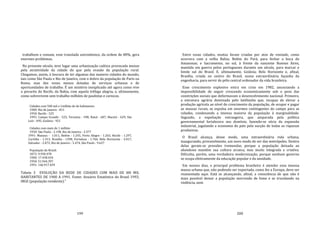 199
trabalhem e comam, esse translado astronômico, da ordem de 80%, gera
enormes problemas.
No presente século, teve lugar uma urbanização caótica provocada menos
pela atratividade da cidade do que pela evasão da população rural.
Chegamos, assim, à loucura de ter algumas das maiores cidades do mundo,
tais como São Paulo e Rio de Janeiro, com o dobro da população de Paris ou
Roma, mas dez vezes menos dotadas de serviços urbanos e de
oportunidades de trabalho. É um mistério inexplicado até agora como vive
o povaréu do Recife, da Bahia, com aquela trêfega alegria, e, ultimamente,
como sobrevivem sem trabalho milhões de paulistas e cariocas.
Cidades com 500 mil a 1milhão de de habitantes:
1900: Rio de Janeiro ‐ 811
1950: Recife ‐ 525
1991: Campo Grande ‐ 525, Terezina ‐ 598, Natal ‐ 607, Maceió ‐ 629, São
Luís ‐ 695, Goiânia ‐ 921
Cidades com mais de 1 milhão:
1950: São Paulo ‐ 2.198, Rio de Janeiro ‐ 2.377
1991: Manaus ‐ 1.011, Belém ‐ 1.245, Porto Alegre ‐ 1.263, Recife ‐ 1.297,
Curitiba ‐ 1.313, Brasília ‐ l.598, Fortaleza ‐ 1.766, Belo Horizonte ‐ 2.017,
Salvador ‐ 2.072, Rio de Janeiro ‐ 5.474, São Paulo ‐ 9.627
População do Brasil:
1872: 9.930.478
1900: 17.438.434
1950: 51.944.397
1991: 146.917.459
Tabela 3 EVOLUÇÃO DA REDE DE CIDADES COM MAIS DE l00 MIL
HABITANTES DE 1900 A 1991. Fonte: Anuário Estatístico do Brasil 1993,
IBGE (população residente)."
200
Entre essas cidades, muitas foram criadas por atos de vontade, como
ocorrera com a velha Bahia; Belém do Pará, para fechar a boca do
Amazonas; e Sacramento, no sul, à frente da nascente Buenos Aires,
mantida em guerra pelos portugueses durante um século, para marcar o
limite sul do Brasil. E, ultimamente, Goiânia; Belo Horizonte e, afinal,
Brasília, criada no centro do Brasil, numa extraordinária façanha da
engenharia, para servir de pólo central ordenador da vida brasileira.
Esse crescimento explosivo entra em crise em 1982, anunciando a
impossibilidade de seguir crescendo economicamente sob o peso das
constrições sociais que deformavam o desenvolvimento nacional. Primeiro,
a estrutura agrária dominada pelo latifúndio que, incapaz de elevar a
produção agrícola ao nível do crescimento da população, de ocupar e pagar
as massas rurais, as expulsa em enormes contingentes do campo para as
cidades, condenando a imensa maioria da população à marginalidade.
Segundo, a espoliação estrangeira, que amparada pela política
governamental fortalecera seu domínio, fazendo‐se sócia da expansão
industrial, jugulando a economia do país pela sucção de todas as riquezas
produtivas.
O Brasil alcança, desse modo, uma extraordinária vida urbana,
inaugurando, provavelmente, um novo modo de ser das metrópoles. Dentro
delas geram‐se pressões tremendas, porque a população deixada ao
abandono mantém sua cultura arcaica, mas muito integrada e criativa.
Dificulta, porém, uma verdadeira modernização, porque nenhum governo
se ocupa efetivamente da educação popular e da sanidade.
Em nossos dias, o principal problema brasileiro é atender essa imensa
massa urbana que, não podendo ser exportada, como fez a Europa, deve ser
reassentada aqui. Está se alcançando, afinal, a consciência de que não é
mais possível deixar a população morrendo de fome e se trucidando na
violência, nem
 