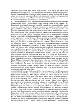 -beharbada aldi batean beste batean baino gehiago, agian arraza hori modan edo
desmodan egotearen arabera, beharbada eskualde batean beste batean baino gehiago,
bertako jendearen zibilizazio mailaren arabera- arrazaren seinale bereizgarriak, direnak
direla, apurka-apurka areagotzera. Baina astiro, aldakorki eta igarri gabe gauzaturiko
aldaketon historia jasorik egoteko aukera txikia baino txikiagoa dateke.
Gizakumearen hautespen-ahalaren aldeko zirkunstantziak
Hitz batzuk esanen ditut orain gizakumearen hautespen-ahalaren aldeko edo kontrako
zirkunstantziei buruz. Aldagarritasun gradu handia izatea argiro aldekoa da,
hautespenak lan egiteko behar dituen materialak mugarik gabe ematen dituelako; honek
ez du esan nahi ezberdintasun indibidual hutsak aski ez direnik, kontu handiz jokatuz
gero, eraldaketa handia metatu ahal izateko, nahi diren ia norabide guztietan. Eta
gizakiari nabariki baliagarri edo atsegin zaizkion aldakuntzak lantzean behin besterik
agertzen ez direnez, haiek agertzeko ahalbideak asko gehituko dira banako pilo handia
edukitzean; horregatik kopurua garrantzirik handienekoa da arrakastarako. Hastapen
honetan oinarriturik, Marshall-ek aspaldidanik azpimarratu zuen Yorkshire eskualdeko
ardiei dagokienez: "eskuarki jende pobrearenak direnez eta eskuarki talde txikietan
dabiltzanez gero, ez dute inoiz hobetzeko modurik". Mintegizainek, aitzitik, landare
bera ugari daukatelako, zaletuak baino arrakasta handiagoa dute eskuarki aldaki berri
eta baliagarriak sortzen. Animalia edo landare baten banako kopuru handia, ugaltzeko
baldintzak alde dituen tokian besterik ezin da sortu. Banakoak gutxi direnean, guztiei
utziko zaie umatzen, haien kalitatea zeinahi delarik ere, eta honek hautespena galaraziko
du, eraginkortasunaz gainera. Baina agian elementurik inportanteena gizakumeak
animalia edo landarea biziki estimatzea da, horren kariaz haren koalitate edo egituran
izaniko desbideraketa txikienari ere arretarik biziena emanez. Arreta hau jarri ezean, ez
dago zereginik. Indarraz azpimarraturik ikusi dut zorte handia izan zela marrubia,
baratzainak landare honi arreta ematen hasi zitzaizkionean, hain zuzen, aldatzen hasia
izatea. Dudarik gabe, marrubia, gizakumea hura lantzen hasi zenetik, beti aldatu izan da,
baina aldakuntza txikiak ez ziren aintzat hartu. Hala ere, baratzainek fruitu zerbait
handiago, goiztiarrago eta hobedun landare batzuk eskuratu eta haietatik landareñoak
lortu zituztenean, eta berriro ere landareñorik onenak aukeratu eta ondorengoak
aterarazi zizkietenean, orduan, (laguntza pixka bat eman eta espezie ezberdinak
gurutzatuz) marrubi aldaki ugari eta miragarriak sortu ziren, azken berrogeita hamar
urteotan agertu direnak, hain zuzen.
Animaliei dagokienez, gurutzaketak ekiditeko erraztasuna garrantzi handiko elementua
da arraza berriak sortzeko, beste arrazarik ere ugari dituen herrialdean bederen. Honetan
herrialdearen isolamenduak bere zeregina jokatzen du. Basati nomadek eta lautada
irekietan bizi direnek nekez izaten dute espezie bereko arraza bat baino gehiagorik.
Usoak bizitza guztirako pareka daitezke eta hau abantaila handia da hazlearentzat,
horrela arraza asko hobe daitezkeelako eta garbi iraunaraz, usategi berean nahasirik
egon arren; eta zirkusntantzia honek asko lagundu du arraza berriak sortzen. Usoak,
gehitu behar dut, kopuruz eta gorakada azkarrean ugal daitezke, eta eskasenak
mugapenik gabe ken daitezke, hil eta gero jateko balio dute eta. Katuak, aitzitik,
gauetan firi-fara ibili ohi direlako, ez dago erraz parekatzerik, eta, nahiz eta emakume
eta haurrek katua biziki estimatu, nekez ikusten dugu arraza ezberdin bat luzaro irauten;
noizean behin ikusten ditugun arrazak atzerritik bertaratuak izaten dira. Etxe-animalia
batzuk beste batzuk baino gutxiago aldatzen direla inolako zalantzarik ez dudan arren,
hala ere, katuaren, astoaren, paumaren, antzarraren eta abarren arraza ezberdin gutxi edo
bat bera ere ez izatea hautespenik erabili ez izateari zor izan dakioke: katuei dagokienez,
estalketa zaila delako; astoei dagokienez, jende pobreak asto gutxi daukalako eta haien
hazkuntzan artarik jartzen ez delako; izan ere, oraintsu, Espainia eta Estatu Batuetako
 
