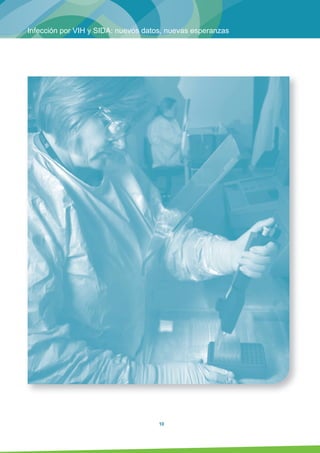 9 
SCOR inFORM - Enero 2014 
¿Curación o remisión? ¿Mito o esperanzas? 
La infección por el VIH sigue siendo un caso único en la 
historia de las enfermedades infecciosas ya que, 30 años 
después de su aparición, aún causa una pandemia mortal e 
insuficientemente tratada. Hasta la fecha no se ha comuni-cado 
ningún caso de curación espontánea y los tratamientos 
solo controlan el virus sin hacerlo desaparecer. 
No obstante, parece haberse obtenido una verdadera curación 
en un paciente infectado, tratado y, lamentablemente, 
portador de una leucemia aguda que requirió quimioterapia 
pesada y un trasplante de médula ósea de un donante 
portador de una mutación en uno de los receptores virales. 
Así pues, esto ha conferido al paciente tratado un estado 
de resistencia al virus que ha impedido que las células 
injertadas vuelvan a contaminarse, pudiendo interrumpir 
todo tratamiento con ARV 5 años más tarde, ¡siendo el VIH 
indetectable!. Incluso aunque sea un caso único (se habla del 
“paciente de Berlín”) (9), esta primera curación o remisión es 
vital para demostrar la viabilidad del concepto de curación, lo 
que ha supuesto una enorme esperanza y ha llevado a la 
renovación de las investigaciones terapéuticas. 
,AS INVESTIGACIONES SE ESTÉN ORIENTANDO ASÓ HACIA EL 
problema de la erradicación, o mejor dicho, de la 
remisión de la infección. La erradicación del VIH de las 
personas con infección crónica parece aún casi inalcanzable 
en la medida en que la estrategia de trasplante del famoso 
paciente de Berlín está muy lejos de ser aplicable a gran escala 
y en sí misma genera complicaciones. 
La remisión se refiere, al igual que en las remisiones de larga 
duración obtenidas en oncología, a una infección persistente 
sin patología asociada, pero en la que el virus persiste con un 
grado de replicación muy bajo en ausencia de tratamiento 
ARV. Hay ejemplos de remisiones obtenidas recientemente en 
15 pacientes franceses que respaldan este concepto. 
Se trata de los “Controladores Post-Proceso” (en inglés, PTC) 
del estudio Visconti. Estos pacientes tienen la particularidad 
de haber sido tratados muy precozmente tras la contami-nación 
sin ser portadores de ninguna de las características 
genéticas mencionadas anteriormente. La interrupción de los 
ARV después de varios años, ha revelado la ausencia de 
recidiva de replicación vírica durante unos 5 años. Actualmente 
se están realizando estudios intensivos para entender mejor 
las razones de este éxito. 
El prof. F Barré-Sinoussi, premio nobel de medicina por el 
descubrimiento del VIH, ha desplegado conjuntamente con la 
IAS un gran proyecto internacional de investigaciones 
(Towards HIV Cure) (10) para desarrollar nuevas estrategias 
terapéuticas con vistas a ampliar estas observaciones aún 
excepcionales. Aunque las perspectivas de éxito son aún muy 
lejanas, no cabe duda de que este nuevo impulso interna-cional 
aportará nuevos conocimientos y nuevos avances en el 
dominio de la infección por el VIH y el SIDA. 
Desde la introducción de las terapias triples, la supervi-vencia 
de los pacientes con infección por el VIH ha mejorado 
considerablemente. Esto ha sido posible solo gracias al 
acceso a la asistencia sanitaria y a los medicamentos. 
Desde el año 2002, SCOR Global Life considera esta 
infección como un riesgo agravado corriente que se analiza 
y tarifica al mismo nivel que otras patologías crónicas. 
Los avances terapéuticos en este campo, que han logrado 
aumentar la supervivencia, están siendo seguidos muy de 
cerca por nuestros equipos para proponer pautas de 
selección y de tarificación actualizadas. 
En la actualidad, las personas que están bajo tratamiento, 
sin comorbilidades, con una carga viral indetectable y un 
recuento de linfocitos CD4  350, son asegurables, de forma 
similar a otros pacientes con patologías crónicas, durante 
un período de 20 años. 
Recientemente, los epidemiólogos se han ocupado de la 
asegurabilidad de los pacientes con VIH y, en este sentido, 
han publicado un artículo en AIDS (11). Nosotros nos unimos 
a ellos en este tema y procedemos a actualizar las pautas 
de tarificación para que vayan paralelas a la mejora del 
pronóstico y de la supervivencia. 
 