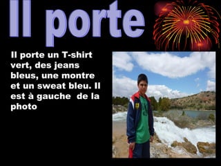 Il porte un T-shirt vert, des jeans bleus, une montre et un sweat bleu. Il est à gauche  de la photo Il porte 