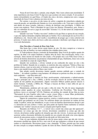 25
Nossa fé em Cristo não é, contudo, uma religião. Não é nem cultura nem moralidade. É
uma experiência com Jesus Cristo! É algo novo que acontece em nosso coração. É um aconteci-
mento extraordinário no qual Deus, o Criador dos céus e da terra, comprou-nos com o sangue
imaculado de Jesus Cristo e plantou seu reino em nós.
Por sermos o seu povo, já não temos de sofrer a angústia da consciência culpada por
causa do pecado, ser oprimidos por Satanás ou viver escravizados a ele. Visto que o reino do Pai
está dentro de nosso coração, cabe-nos o direito de desfrutar seus privilégios. A Bíblia nos
exorta com urgência: "Para a liberdade foi que Cristo nos libertou. Permanecei, pois, firmes e
não vos submetais de novo a jugo de escravidão" (Gaiatas 5:1). Já não temos de comprometer-
nos com o pecado.
Quando você orar "Venha o teu reino", lembre-se de que Deus se apossa de seu coração,
e que esta súplica demanda completa dedicação ao Senhor. Ela é a declaração de sua fé no Pai e
obediência a ele. Através dela você recebe a incumbência de pregar que o reino celestial está
próximo. O modo mais efetivo de levar a cabo esta comissão é desfrutar o privilégio do reino e
viver nele diariamente.
Orar Para Que a Vontade de Deus Seja Feita
Não basta que o reino divino esteja dentro de nós. Ele deve cumprir-se e tornar-se
evidente na vida, na família e no meio ambiente dos cidadãos desse reino.
O Todo-poderoso deseja a remissão da humanidade. Quer livrá-la da tríplice queda (do
espírito, da alma e do corpo) mediante a tríplice obra de Jesus: Sua crucificação, morte e res-
surreição. Antes mesmo do mundo ter sido criado, o Pai propôs isto a seu Filho Jesus Cristo, e
através da história demonstrou sua promessa à humanidade até que, finalmente, Jesus veio a esta
terra — concebido no corpo da virgem Maria.
Quando isto aconteceu, a divina vontade já era conhecida dos anjos no céu e dos
profetas do Senhor. Quando ela se cumpriu, os exércitos dos céus cantaram: "Glória a Deus nas
maiores alturas, e paz na terra entre os homens a quem ele quer bem" (Lucas 2:14). A vinda de
Jesus a este mundo trouxe glória a Deus e paz à terra.
Que atitude correta deveremos manter quando orarmos pedindo que a vontade do
Senhor — de redimir e perdoar a raça humana e de abençoar as pessoas na alma, no corpo e no
meio ambiente — seja feita entre nós?
Devemos pensar à maneira de Deus: positivamente, criativamente e redentivamente.
Desde o princípio até o fim, a Bíblia, a divina revelação através de escritos humanos, está
repleta de tais padrões de pensamento. Alguns versículos bíblicos podem parecer néscios à
mente humana. Contudo, a Bíblia diz: "Porque a loucura de Deus é mais sábia do que os
homens" (1 Coríntios 125).
Mentalmente, podemos pôr em ação a obra do reino. Na tela de nossa imaginação
podemos pintar quadros de coisas inexistentes. Conforme diz Provérbios: "Não havendo
profecia o povo se corrompe" (29:18). Podemos ser profetas da vontade divina feita na terra.
"Derramarei do meu Espírito sobre toda a carne; vossos filhos e vossas filhas profetizarão,
vossos jovens terão visões, e sonharão vossos velhos" (Atos 2:17).
Depois de começarmos a pensar positiva, criativa e redentivamente, deveríamos sonhar
com aquilo que podemos ser em Cristo. Os enfermos dentre nós deveriam ter sonhos de boa
saúde; os pobres, ansiar por abundância; os que vivem em famílias desarmoniosas desejar a paz
e a harmonia em seus sonhos e visões, que pelo poder do Espírito Santo realmente se tornam
realidade; tais "sonhos" nascem em nossos corações pelo Espírito Santo.
Baseados em Hebreus 11:3 "... o visível veio a existir das coisas que não aparecem",
deveríamos ver coisas que não são visíveis; deveríamos considerar as coisas que não são
visíveis; deveríamos sonhar quadros de situações que não são visíveis. A pessoa que não pode
acariciar sonhos claramente definidos do amanhã em seu coração não pode criar coisa alguma;
através de uma pessoa assim, a vontade divina não pode ser feita nesta terra.
Uma vez que tenhamos delineado na tela de nossa mente coisas que não são visíveis,
deveremos ajoelhar-nos diante do Pai e orar com fé até que tenhamos a certeza de que nossos
sonhos se concretizarão. Deveremos jejuar e orar, clamando: "Ó Deus, permite que este sonho
do meu coração se cumpra mediante o poder do reino de Deus. Destrói todos os obstáculos de
 