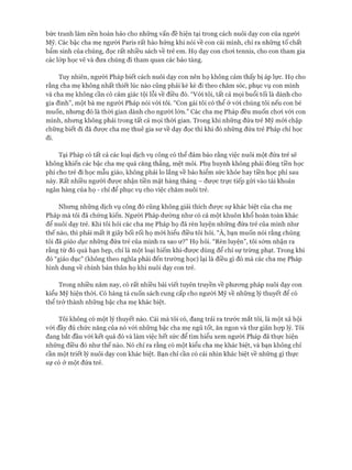 bức tranh làm nền hoàn hảo cho những vấn đề hiện tại trong cách nuôi dạy con của người
Mỹ. Các bậc cha mẹ người Paris rất hào hứng khi nói về con cái mình, chỉ ra những tố chất
bẩm sinh của chúng, đọc rất nhiều sách về trẻ em. Họ dạy con choi tennis, cho con tham gia
các lóp học vẽ và đưa chúng đi tham quan các bảo tàng.
Tuy nhiên, người Pháp biết cách nuôi dạy con nên họ không cảm thấy bị áp lực. Họ cho
rằng cha mẹ không nhất thiết lúc nào cũng phải kè kè đi theo chăm sóc, phục vụ con mình
và cha mẹ không cần có cảm giác tội lỗi về điều đó. “Vói tôi, tất cả mọi buổi tối là dành cho
gia đình”, một bà mẹ người Pháp nói vói tôi. “Con gái tôi có thể ở vói chúng tôi nếu con bé
muốn, nhưng đó là thòi gian dành cho người lớn.” Các cha mẹ Pháp đều muốn choi vói con
mình, nhưng không phải trong tất cả mọi thòi gian. Trong khi những đứa trẻ Mỹ mói chập
chững biết đi đã đưực cha mẹ thuê gia sư về dạy đọc thì khi đó những đứa trẻ Pháp chỉ học
đi.
Tại Pháp có tất cả các loại dịch vụ công có thể đảm bảo rằng việc nuôi một đứa trẻ sẽ
không khiến các bậc cha mẹ quá căng thẳng, mệt mỏi. Phụ huynh không phải đóng tiền học
phí cho trẻ đi học mẫu giáo, không phải lo lắng về bảo hiểm sức khỏe hay tiền học phí sau
này. Rất nhiều người được nhận tiền mặt hàng tháng - đưực trực tiếp gửi vào tài khoản
ngân hàng của họ - chỉ để phục vụ cho việc chăm nuôi trẻ.
Nhưng những dịch vụ công đó cũng không giải thích được sự khác biệt của cha mẹ
Pháp mà tôi đã chứng kiến. Người Pháp dường như có cả một khuôn khổ hoàn toàn khác
để nuôi dạy trẻ. Khi tôi hỏi các cha mẹ Pháp họ đã rèn luyện những đứa trẻ của mình như
thế nào, thì phải mất ít giây bối rối họ mói hiểu điều tôi hỏi. “À, bạn muốn nói rằng chúng
tôi đã giáo dục những đứa trẻ của mình ra sao ư?” Họ hỏi. “Rèn luyện”, tôi sớm nhận ra
rằng từ đó quá hạn hẹp, chỉ là một loại hiếm khi-được dùng để chỉ sự trừng phạt. Trong khi
đó “giáo dục” (không theo nghĩa phải đến trường học) lại là điều gì đó mà các cha mẹ Pháp
hình dung về chính bản thân họ khi nuôi dạy con trẻ.
Trong nhiều năm nay, có rất nhiều bài viết tuyên truyền về phưong pháp nuôi dạy con
kiểu Mỹ hiện thòi. Có hàng tá cuốn sách cung cấp cho người Mỹ về những lý thuyết để có
thể trở thành những bậc cha mẹ khác biệt.
Tôi không có một lý thuyết nào. Cái mà tôi có, đang trải ra trước mắt tôi, là một xã hội
vói đầy đủ chức năng của nó vói những bậc cha mẹ ngủ tốt, ăn ngon và thư giãn họp lý. Tôi
đang bắt đầu vói kết quả đó và làm việc hết sức để tìm hiểu xem người Pháp đã thực hiện
những điều đó như thế nào. Nó chỉ ra rằng có một kiểu cha mẹ khác biệt, và bạn không chỉ
cần một triết lý nuôi dạy con khác biệt. Bạn chỉ cần có cái nhìn khác biệt về những gì thực
sự có ở một đứa trẻ.
 