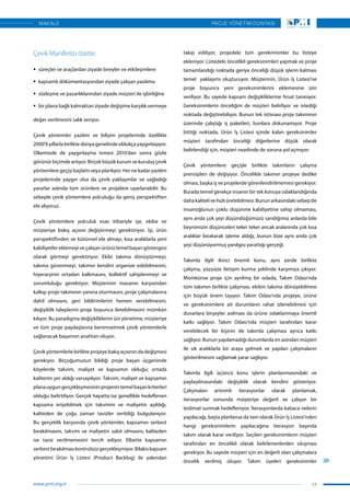 Çevik Manifesto özetle:
ƒƒ süreçler ve araçlardan ziyade bireyler ve etkileşimlere
ƒƒ kapsamlı dökümantasyondan ziyade çalışan yazılıma
ƒƒ sözleşme ve pazarlıklarından ziyade müşteri ile işbirliğine
ƒƒ bir plana bağlı kalmaktan ziyade değişime karşılık vermeye
değer verilmesini salık veriyor.
Çevik yöntemler yazılım ve bilişim projelerinde özellikle
2000’li yıllarla birlikte dünya genelinde oldukça yaygınlaşıyor.
Ülkemizde de yaygınlaşma ivmesi 2010’dan sonra gözle
görünür biçimde artıyor. Birçok büyük kurum ve kuruluş çevik
yöntemlere geçişi başlattı veya planlıyor. Her ne kadar yazılım
projelerinde yaygın olsa da çevik yaklaşımlar ve sağladığı
yararlar aslında tüm ürünlere ve projelere uyarlanabilir. Bu
sebeple çevik yöntemlere yolculuğu da geniş perspektiften
ele alıyoruz.
Çevik yöntemlere yolculuk esas itibariyle işe, ekibe ve
müşteriye bakış açısını değiştirmeyi gerektiriyor. İşi, ürün
perspektifinden ve bütünsel ele almayı, kısa aralıklarla yeni
kabiliyetler eklemeyi ve çalışan ürünü temel başarı göstergesi
olarak görmeyi gerektiriyor. Ekibi takıma dönüştürmeyi,
takıma güvenmeyi, takımın kendini organize edebilmesini,
hiyerarşinin ortadan kalkmasını, kollektif sahiplenmeyi ve
sorumluluğu gerektiyor. Müşterinin masanın karşısından
kalkıp proje takımının yanına oturmasını, proje çalışmalarına
dahil olmasını, geri bildirimlerini hemen verebilmesini,
değişiklik taleplerini proje boyunca iletebilmesini mümkün
kılıyor. Bu paradigma değişikliklerini üst yönetime, müşteriye
ve tüm proje paydaşlarına benimsetmek çevik yöntemlerle
sağlanacak başarının anahtarı oluyor.
Çevik yöntemlerle birlikte projeye bakış açısının da değişmesi
gerekiyor. Birçoğumuzun bildiği proje başarı üçgeninde
köşelerde takvim, maliyet ve kapsamın olduğu; ortada
kalitenin yer aldığı varsayılıyor. Takvim, maliyet ve kapsamın
planauygungerçekleşmesininprojenintemelbaşarıkriterleri
olduğu belirtiliyor. Gerçek hayatta ise genellikle hedeflenen
kapsama erişebilmek için takvimin ve maliyetin aşıldığı,
kaliteden de çoğu zaman tavizler verildiği bulgulanıyor.
Bu gerçeklik karşısında çevik yöntemler, kapsamın serbest
bırakılmasını, takvim ve maliyetin sabit olmasını, kaliteden
ise taviz verilmemesini tercih ediyor. Elbette kapsamın
serbestbırakılmasıkontrolsüzgerçekleşmiyor.Bilakiskapsam
yönetimi Ürün İş Listesi (Product Backlog) ile yakından
takip ediliyor, projedeki tüm gerekninimler bu listeye
ekleniyor. Listedeki öncelikli gereksinimleri yapmak ve proje
tamamlandığı noktada geriye önceliği düşük işlerin kalması
temel yaklaşımı oluşturuyor. Müşterinin, Ürün İş Listesi’ne
proje boyunca yeni gereksinimlerini eklemesine izin
veriliyor. Bu sayede kapsam değişikliklerine fırsat tanınıyor.
Gereksinimlerin önceliğini de müşteri belirliyor ve istediği
noktada değiştirebiliyor. Bunun tek istisnası proje takımının
üzerinde çalıştığı iş paketleri, bunlara dokunamıyor. Proje
bittiği noktada, Ürün İş Listesi içinde kalan gereksinimler
müşteri tarafından önceliği diğerlerine düşük olarak
belirlendiği için, müşteri nezdinde de soruna yol açmıyor.
Çevik yöntemlere geçişle birlikte takımların çalışma
prensipleri de değişiyor. Öncelikle takımın projeye dedike
olması, başka iş ve projelerde görevlendirilmemesi gerekiyor.
Burada temel gerekçe insanın bir tek konuya odaklandığında
dahakalitelivehızlıüretebilmesi.Bununarkasındakisebepde
insanoğlunun çoklu düşünme kabiliyetine sahip olmaması,
aynı anda çok şeyi düşündüğümüzü sandığımız anlarda bile
beynimizin düşünceleri teker teker ancak aralarında çok kısa
aralıklar bırakarak işleme aldığı, bunun bize aynı anda çok
şeyi düşünüyormuş yanılgısı yarattığı gerçeği.
Takımla ilgili ikinci önemli konu, aynı yerde birlikte
çalışma, yüzyüze iletişim kurma şeklinde karşımıza çıkıyor.
Mümkünse proje için ayrılmış bir odada, Takım Odası’nda
tüm takımın birlikte çalışması, ekibin takıma dönüşebilmesi
için büyük önem taşıyor. Takım Odası’nda projeye, ürüne
ve gereksinimlere ait durumların rahat izlenebilmesi için
duvarlara birşeyler asılması da ürüne odaklanmaya önemli
katkı sağlıyor. Takım Odası’nda müşteri tarafından karar
verebilecek bir kişinin de takımla çalışması ayrıca katkı
sağlıyor. Bunun yapılamadığı durumlarda en azından müşteri
ile sık aralıklarla bir araya gelmek ve yapılan çalışmaların
gösterilmesini sağlamak yarar sağlıyor.
Takımla ilgili üçüncü konu işlerin planlanmasındaki ve
paylaşılmasındaki değişiklik olarak kendini gösteriyor.
Çalışmaları artırımlı iterasyonlar olarak planlamak,
iterasyonlar sonunda müşteriye değerli ve çalışan bir
teslimat sunmak hedefleniyor. İterasyonlarda kabaca nelerin
yapılacağı, başta planlansa da tam olarak Ürün İş Listesi’nden
hangi gereksinimlerin yapılacağına iterasyon başında
takım olarak karar veriliyor. Seçilen gereksinimlerin müşteri
tarafından en öncelikli olarak belirlenenlerden oluşması
gerekiyor. Bu sayede müşteri için en değerli olan çalışmalara
öncelik verilmiş oluyor. Takım üyeleri gereksinimler
17
PROJE YÖNETİM DÜNYASI
www.pmi.org.tr
MAKALE
 