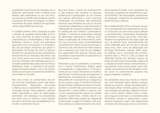 124
possibilitam novas formas de interação com o
ambiente, estimulando tanto a reflexão para
hábitos mais sustentáveis no uso dos recur-
sos naturais e científico-tecnológicos, quanto
a produção de novas tecnologias e o desen-
volvimento de ações coletivas de aproveita-
mento responsável dos recursos.
A unidade temática Vida e Evolução propõe
o estudo de questões relacionadas aos se-
res vivos, incluindo os seres humanos, suas
características e necessidades; à vida como
fenômeno natural e social, aos elementos
essenciais à sua manutenção e à compreen-
são dos processos evolutivos que geram a
diversidade de formas de vida no planeta.
Estudam-se características dos ecossistemas,
destacando-se as interações dos seres vivos
com outros seres vivos e com os fatores não
vivos do ambiente, com destaque para as in-
terações estabelecidas pelos seres humanos.
Aborda-se, ainda, a importância da preser-
vação da biodiversidade e como ela é distri-
buída nos principais ecossistemas brasileiros,
com ênfase no Cerrado.
Nos anos iniciais, as características dos se-
res vivos são trabalhadas a partir das ideias,
representações, disposições emocionais
e afetivas que os estudantes trazem para a
instituição escolar. Esses saberes e sentires
serão organizados a partir de observações
orientadas, com destaque na compreensão
dos seres vivos do entorno, como também
dos elos nutricionais que se estabelecem en-
tre eles no ambiente natural.
Nos anos finais, a partir do reconhecimen-
to das relações que ocorrem na natureza,
evidencia-se a participação do ser humano
nas cadeias alimentares e como elemento
modificador do ambiente, seja sinalizando
maneiras mais eficientes de usar os recursos
naturais sem desperdícios, seja discutindo as
implicações do consumo excessivo e descar-
te inadequado dos resíduos. Contempla-se,
também, o incentivo à proposição e adoção
de alternativas individuais e coletivas, anco-
radas na aplicação do conhecimento cientí-
fico, que concorram para a sustentabilidade
socioambiental. Assim, busca-se promover e
incentivar uma convivência em maior sintonia
com o ambiente, por meio do uso inteligen-
te e responsável dos recursos naturais, para
que estes se recomponham no presente e se
mantenham no futuro.
Pretende-se que os estudantes, ao termina-
rem o Ensino Fundamental, estejam aptos
a compreender a organização e o funciona-
mento do seu corpo; interpretar as modifica-
ções físicas e emocionais que acompanham a
adolescência, reconhecendo o impacto que
elas podem ter na autoestima e na segurança
de seu próprio corpo. É também fundamen-
tal que tenham condições de assumir o prota-
gonismo na escolha de posicionamentos que
representem o autocuidado e respeito com
o outro, especificamente quanto ao cuidado
integral à saúde física, mental, sexual e re-
produtiva. Além disso, devem ser capazes de
compreender o papel do Estado e das polí-
ticas públicas no desenvolvimento de condi-
ções propícias à saúde, como campanhas de
vacinação, programas de atendimento à saú-
de da família e da comunidade, investimento
em pesquisa, campanhas de esclarecimento
sobre doenças e vetores.
Na unidade temática Terra e Universo, busca-
-se a compreensão de características da Ter-
ra, do Sol, da Lua e de outros corpos celestes
– suas dimensões, composições, localizações,
movimentos e forças que atuam entre eles.
Ampliam-se experiências de observação do
céu, do planeta Terra, particularmente das
zonas habitadas pelo ser humano e demais
seres vivos, bem como de observação dos
principais fenômenos celestes. Além disso,
ao salientar que a construção dos conheci-
mentos sobre a Terra e o céu se deram de
diferentes formas em distintas culturas ao
longo da história da humanidade, explora-se
a riqueza envolvida nesses conhecimentos, o
que permite, entre outras coisas, maior valo-
rização de outras formas de conceber o mun-
do, como os conhecimentos próprios dos
povos indígenas originários.
Os estudantes dos anos iniciais se interes-
sam com facilidade pelos objetos celestes,
devido ao mistério, desejo de exploração e
valorização dessa temática pelos meios de
comunicação, brinquedos, desenhos anima-
dos e livros infantis. Dessa forma, a inten-
ção é aguçar ainda mais a curiosidade pelos
fenômenos naturais e desenvolver o pen-
samento espacial, a partir das experiências
cotidianas de observação do céu e dos fenô-
 