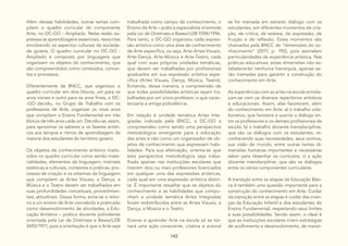 142
Além dessas habilidades, outras tantas com-
põem o quadro curricular do componente
Arte, no DC-GO - Ampliado. Nelas estão ex-
pressas as aprendizagens essenciais, reescritas
envolvendo os aspectos culturais da socieda-
de goiana. O quadro curricular no DC-GO -
Ampliado é composto por linguagens que
organizam os objetos do conhecimento, que
são compreendidos como conteúdos, concei-
tos e processos.
Diferentemente da BNCC, que organizou o
quadro curricular em dois blocos, um para os
anos iniciais e outro para os anos finais, o DC-
-GO decidiu, no Grupo de Trabalho com os
professores de Arte, organizar os nove anos
que compõem o Ensino Fundamental em três
blocos de três anos cada um. Decidiu-se, assim,
para aproximar os saberes e os fazeres artísti-
cos aos tempos e ritmos de aprendizagem da
maioria dos estudantes do território goiano.
Os objetos de conhecimento artístico tradu-
zidos no quadro curricular como sendo mate-
rialidades, elementos da linguagem, matrizes
estéticas e culturais, contextos e práticas, pro-
cessos de criação e os sistemas da linguagem
que compõem as Artes Visuais, a Dança, a
Música e o Teatro devem ser trabalhados em
suas profundidades conceituais, procedimen-
tais, atitudinais. Dessa forma, evita-se o retor-
no a um ensino de Arte concebido e praticado
como desenvolvimento de atividades, a Edu-
cação Artística – prática docente polivalente
orientada pela Lei de Diretrizes e Bases/LDB
5692/1971, pois a orientação é que a Arte seja
trabalhada como campo de conhecimento, o
Ensino de Arte – prática especialista orientada
pela Lei de Diretrizes e Bases/LDB 9394/1996.
Para tanto, o DC-GO organizou cada expres-
são artística como uma área de conhecimento
de Arte específica, ou seja, Arte-Artes Visuais,
Arte-Dança, Arte-Música e Arte-Teatro, cada
qual com suas próprias unidades temáticas,
que devem ser trabalhadas por profissionais
graduados em sua expressão artística espe-
cífica (Artes Visuais, Dança, Música, Teatro).
Evitando, dessa maneira, a compreensão de
que todas possibilidades artísticas sejam tra-
balhadas por um único professor, o que carac-
terizaria a antiga polivalência.
Em relação à unidade temática Artes Inte-
gradas indicada pela BNCC, o DC-GO a
compreendeu como sendo uma perspectiva
metodológica emergente para a educação
das artes e não como um organizador de ob-
jetos de conhecimento que expressam habi-
lidades. Para sua efetivação, orienta-se que
esta perspectiva metodológica seja traba-
lhada apenas nas instituições escolares que
tiverem dois ou mais professores licenciados
em qualquer uma das expressões artísticas,
cada qual em uma expressão artística distin-
ta. É importante ressaltar que os objetos do
conhecimento e as habilidades que compu-
nham a unidade temática Artes Integradas
foram redistribuídas entre as Artes Visuais, a
Dança, a Música e o Teatro.
Ensinar e aprender Arte na escola só se tor-
nará uma ação consciente, criativa e autoral
se for tramada em estreito diálogo com os
estudantes, em diferentes momentos de cria-
ção, de crítica, de estesia, de expressão, de
fruição e de reflexão. Estes momentos são
chamados pela BNCC de “dimensões do co-
nhecimento” (2017, p. 192), pois assinalam
particularidades da experiência artística. Nas
práticas educativas, estas dimensões não es-
tabelecerão nenhuma hierarquia, apenas se-
rão tramadas para garantir a construção do
conhecimento em Arte.
As experiências com as artes na escola entrela-
çam-se com os diversos repertórios artísticos
e educacionais. Assim, elas favorecem, além
do conhecimento em Arte: a) o trabalho cola-
borativo, que favorece e suscita o diálogo en-
tre os professores e os demais profissionais da
escola; b) o trabalho docente transdisciplinar,
que são os diálogos com os estudantes, re-
conhecendo suas necessidades, seus sonhos,
sua visão de mundo, entre outras tantas di-
mensões humanas importantes e necessárias
saber para desenhar os currículos; c) a ação
docente interdisciplinar, que são os diálogos
entre os vários componentes curriculares.
A transição entre as etapas da Educação Bási-
ca é também uma questão importante para a
construção do conhecimento em Arte. Cuidar
da transição entre as etapas é cuidar das crian-
ças da Educação Infantil e dos estudantes do
Ensino Fundamental, respeitando seus limites
e suas possibilidades. Sendo assim, o ideal é
que as instituições escolares criem estratégias
de acolhimento e desenvolvimento, de manei-
 