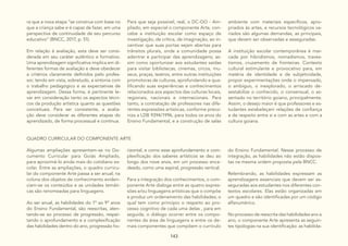143
ra que a nova etapa “se construa com base no
que a criança sabe e é capaz de fazer, em uma
perspectiva de continuidade de seu percurso
educativo” (BNCC, 2017, p. 51).
Em relação à avaliação, esta deve ser consi-
derada em seu caráter autêntico e formativo.
Uma aprendizagem significativa implica em di-
ferentes formas de avaliação e deve obedecer
a critérios claramente definidos pelo profes-
sor, tendo em vista, sobretudo, a sintonia com
o trabalho pedagógico e as expectativas de
aprendizagem. Dessa forma, é pertinente le-
var em consideração tanto os aspectos técni-
cos da produção artística quanto as questões
conceituais. Para ser consistente, a avalia-
ção deve considerar as diferentes etapas do
aprendizado, de forma processual e contínua.
Para que seja possível, real, o DC-GO - Am-
pliado, em especial o componente Arte, con-
cebe a instituição escolar como espaço de
investigação, de crítica, de imaginação, ao in-
centivar que suas portas sejam abertas para
trânsitos plurais, onde a comunidade possa
adentrar e participar das aprendizagens; as-
sim como oportunizar aos estudantes saídas
para visitar bibliotecas, cinemas, circos, mu-
seus, praças, teatros, entre outras instituições
promotoras de culturas, aprofundando e qua-
lificando suas experiências e conhecimentos
relacionados aos aspectos das culturas locais,
regionais, nacionais e internacionais. Para
tanto, a contratação de professores nas dife-
rentes expressões artísticas, conforme preco-
niza a LDB 9394/1996, para todos os anos do
Ensino Fundamental, e a construção de salas
ambiente com materiais específicos, apro-
priados às artes, e recursos tecnológicos va-
riados são algumas demandas, as principais,
que devem ser observadas e asseguradas.
A instituição escolar contemporânea é mar-
cada por hibridismos, nomadismos, traves-
tismos, cruzamento de fronteiras. Contexto
cultural estimulante e provocativo para, em
matéria de identidade e de subjetividade,
propor experimentações onde o impensado,
o ambíguo, o inexplorado, o arriscado de-
sestabilize o conhecido, o consensual, o as-
sentado no território goiano, principalmente.
Assim, o desejo maior é que professores e es-
tudantes estabeleçam relações de confiança
e de respeito entre si e com as artes e com a
cultura goiana.
QUADRO CURRICULAR DO COMPONENTE ARTE
Algumas ampliações apresentam-se no Do-
cumento Curricular para Goiás Ampliado,
para aproximá-lo ainda mais do cotidiano es-
colar. Entre as ampliações, o quadro curricu-
lar do componente Arte passa a ser anual; na
coluna dos objetos de conhecimento eviden-
ciam-se os conteúdos e as unidades temáti-
cas são renomeadas para linguagens.
Ao ser anual, as habilidades do 1º ao 9º anos
do Ensino Fundamental, são reescritas, aten-
tando-se ao processo de progressão, respei-
tando o aprofundamento e a complexificação
das habilidades dentro do ano, progressão ho-
rizontal, e como esse aprofundamento e com-
plexificação dos saberes artísticos se deu ao
longo dos nove anos, em um processo enca-
deado, como uma espiral, progressão vertical.
Para a integração dos conhecimentos, o com-
ponente Arte dialoga entre as quatro expres-
sões e/ou linguagens artísticas que o compõe
e produz um ordenamento das habilidades; o
qual tem como princípio o respeito ao pro-
cesso cognitivo de cada uma delas , para em
seguida, o diálogo ocorrer entre os compo-
nentes da área de linguagens e entre os de-
mais componentes que compõem o currículo
do Ensino Fundamental. Nesse processo de
integração, as habilidades não estão dispos-
tas na mesma ordem proposta pela BNCC.
Relembrando, as habilidades expressam as
aprendizagens essenciais que devem ser as-
seguradas aos estudantes nos diferentes con-
textos escolares. Elas estão organizadas em
um quadro e são identificadas por um código
alfanumérico.
No processo de reescrita das habilidades ano a
ano, o componente Arte apresenta as seguin-
tes tipologias na sua identificação: as habilida-
 