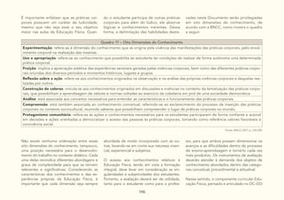 190
É importante enfatizar que as práticas cor-
porais possuem um caráter de ludicidade,
mesmo que não seja esse o seu objetivo
maior nas aulas de Educação Física. Quan-
do o estudante participa de outras práticas
corporais para além do lúdico, ele absorve
lógicas e conhecimentos inerentes. Dessa
forma, a delimitação das habilidades desta-
cadas neste Documento serão privilegiadas
em oito dimensões do conhecimento, de
acordo com a BNCC, como mostra o quadro
a seguir.
Quadro 17 – Oito Dimensões do Conhecimento
Experimentação: refere-se à dimensão do conhecimento que se origina pela vivência das manifestações das práticas corporais, pelo envol-
vimento corporal na realização das mesmas.
Uso e apropriação: refere-se ao conhecimento que possibilita ao estudante ter condições de realizar de forma autônoma uma determinada
prática corporal.
Fruição: implica a apreciação estética das experiências sensíveis geradas pelas vivências corporais, bem como das diferentes práticas corpo-
rais oriundas dos diversos períodos e momentos históricos, lugares e grupos.
Reflexão sobre a ação: refere-se aos conhecimentos originados na observação e na análise das próprias vivências corporais e daquelas rea-
lizadas por outros.
Construção de valores: vincula-se aos conhecimentos originados em discussões e vivências no contexto da tematização das práticas corpo-
rais, que possibilitam a aprendizagem de valores e normas voltadas ao exercício da cidadania em prol de uma sociedade democrática.
Análise: está associada aos conceitos necessários para entender as características e o funcionamento das práticas corporais.
Compreensão: está também associada ao conhecimento conceitual, referindo-se ao esclarecimento do processo de inserção das práticas
corporais no contexto sociocultural, reunindo saberes que possibilitam compreender o lugar da práticas corporais no mundo;
Protagonismo comunitário: refere-se às ações e conhecimentos necessários para os estudantes participarem de forma confiante e autoral
em decisões e ações orientadas a democratizar o acesso das pessoas às práticas corporais, tomando como referência valores favoráveis à
convivência social.
Fonte: BNCC,2017, p. 218-220.
Não existe nenhuma ordenação entre essas
oito dimensões do conhecimento, tampouco,
uma posição necessária para o desenvolvi-
mento do trabalho no contexto didático. Cada
uma delas reivindica diferentes abordagens e
graus de complexidade para que se tornem
relevantes e significativas. Considerando as
características dos conhecimentos e das ex-
periências próprias da Educação Física, é
importante que cada dimensão seja sempre
abordada de modo incorporado com as ou-
tras, levando-se em conta sua natureza viven-
cial, experiencial e subjetiva.
O acesso aos conhecimentos relativos à
Educação Física, tendo em vista a formação
integral, deve levar em consideração as sin-
gularidades e subjetividades dos estudantes.
Portanto, a avaliação deverá ser de utilidade,
tanto para o estudante como para o profes-
sor, para que ambos possam dimensionar os
avanços e as dificuldades dentro do processo
de ensino-aprendizagem e torná-lo cada vez
mais produtivo. Os instrumentos de avaliação
deverão atender à demanda dos objetos de
conhecimento abordados dentro das catego-
rias conceitual, procedimental e atitudinal.
Nesse sentido, o componente curricular Edu-
cação Física, pensado e articulado no DC-GO
 