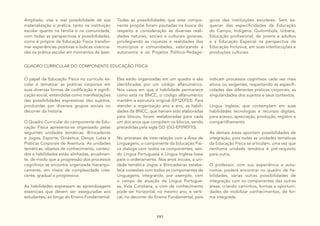 191
Ampliado, visa a real possibilidade de sua
materialização e prática, tanto na instituição
escolar quanto na família e na comunidade,
com todas as perspectivas e possibilidades,
como é próprio da Educação Física transfor-
mar experiências positivas e lúdicas vivencia-
das na prática escolar em momentos de lazer.
Todas as possibilidades que este compo-
nente propõe foram pautadas na busca do
respeito e consideração às diversas reali-
dades naturais, sociais e culturais goianas,
privilegiando as riquezas e realidades dos
municípios e comunidades, valorizando a
autonomia e os Projetos Político-Pedagó-
gicos das instituições escolares. Sem es-
quecer das especificidades da Educação
do Campo, Indígena, Quilombola, Urbana,
Educação profissional, de jovens e adultos
e a Educação Especial na perspectiva da
Educação Inclusiva, em suas interlocuções e
produções culturais.
QUADRO CURRICULAR DO COMPONENTE EDUCAÇÃO FÍSICA
O papel da Educação Física no currículo es-
colar é tematizar as práticas corporais em
suas diversas formas de codificação e signifi-
cação social, entendidas como manifestações
das possibilidades expressivas dos sujeitos,
produzidas por diversos grupos sociais no
decorrer da história.
O Quadro Curricular do componente de Edu-
cação Física apresenta-se organizado pelas
seguintes unidades temáticas: Brincadeiras
e Jogos; Esporte; Ginástica; Dança; Lutas e
Práticas Corporais de Aventura. As unidades
temáticas, objetos de conhecimento, conteú-
dos e habilidades estão alinhadas, anualmen-
te, de modo que a progressão dos processos
cognitivos se encontra organizada hierarqui-
camente, em níveis de complexidade cres-
cente, gradual e progressiva.
As habilidades expressam as aprendizagens
essenciais que devem ser asseguradas aos
estudantes, ao longo do Ensino Fundamental.
Elas estão organizadas em um quadro e são
identificadas por um código alfanumérico.
Nos casos em que a habilidade permanece
como está na BNCC, o código alfanumérico
mantém a estrutura original (EF12EF03). Para
atender a organização ano a ano, as habili-
dades da BNCC, que haviam sido elaboradas
para blocos, foram reelaboradas para cada
um dos anos que compõem os blocos, sendo
precedidas pela sigla GO (GO-EF09EF10).
No processo de inter-relação com a Área de
Linguagens, o componente da Educação Físi-
ca dialoga com todos os componentes, sen-
do Língua Portuguesa e Língua Inglesa base
para o ordenamento. Nos anos iniciais, a uni-
dade temática Jogos e Brincadeiras estabe-
lece conexões com todos os componentes de
Linguagens, integrando, por exemplo, com
o campo de atuação da Língua Portugue-
sa, Vida Cotidiana, e com de conhecimento
pode ser horizontal, no mesmo ano, e verti-
cal, no decorrer do Ensino Fundamental, pois
indicam processos cognitivos cada vez mais
ativos ou exigentes, respeitando as especifi-
cidades das diferentes práticas corporais, as
singularidades dos sujeitos e seus contextos.
Língua Inglesa, que contemplam em suas
habilidades tecnologias e recursos digitais,
para acesso, apreciação, produção, registro e
compartilhamento.
As demais áreas apontam possibilidades de
integração, pois todas as unidades temáticas
da Educação Física se articulam, uma vez que
nenhuma unidade temática é pré-requisito
para outra.
O professor, com sua experiência e auto-
nomia, poderá encontrar no quadro de ha-
bilidades, várias outras possibilidades de
integração com os componentes das outras
áreas, criando caminhos, formas e oportuni-
dades de mobilizar conhecimentos, de for-
ma integrada.
 