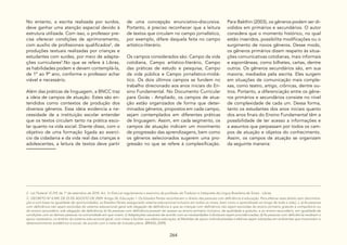264
No entanto, a escrita realizada por surdos,
deve ganhar uma atenção especial devido à
estrutura utilizada. Com isso, o professor pre-
cisa oferecer condições de aprimoramento,
com auxílio de profissionais qualificados2
, de
produções textuais realizadas por crianças e
estudantes com surdez, por meio de adapta-
ções curriculares3
.No que se refere à Libras,
as habilidades podem e devem contemplá-la,
de 1º ao 9º ano, conforme o professor achar
viável e necessário.
Além das práticas de linguagem, a BNCC traz
a ideia de campos de atuação. Estes são en-
tendidos como contextos de produção dos
diversos gêneros. Essa ideia evidencia a ne-
cessidade de a instituição escolar entender
que os textos circulam tanto na prática esco-
lar quanto na vida social. Diante disso, com o
objetivo de uma formação ligada ao exercí-
cio da cidadania e da vida real das crianças e
adolescentes, a leitura de textos deve partir
de uma concepção enunciativo-discursiva.
Portanto, é preciso reconhecer que a leitura
de textos que circulam no campo jornalístico,
por exemplo, difere daquela feita no campo
artístico-literário.
Os campos considerados são: Campo da vida
cotidiana, Campo artístico-literário, Campo
das práticas de estudo e pesquisa, Campo
da vida pública e Campo jornalístico-midiá-
tico. Os dois últimos campos se fundem no
trabalho direcionado aos anos iniciais do En-
sino Fundamental. No Documento Curricular
para Goiás - Ampliado, os campos de atua-
ção estão organizados de forma que deter-
minados gêneros, propostos em cada campo,
sejam contemplados em diferentes práticas
de linguagem. Assim, em cada segmento, os
campos de atuação indicam um movimento
de progressão das aprendizagens, bem como
os gêneros selecionados sugerem uma pro-
gressão no que se refere à complexificação.
Para Bakthin (2003), os gêneros podem ser di-
vididos em primários e secundários. O autor
considera que o momento histórico, no qual
estão inseridos, possibilita modificações ou o
surgimento de novos gêneros. Desse modo,
os gêneros primários dizem respeito às situa-
ções comunicativas cotidianas, mais informais
e espontâneas, como bilhetes, cartas, dentre
outros. Os gêneros secundários são, em sua
maioria, mediados pela escrita. Eles surgem
em situações de comunicação mais comple-
xas, como teatro, artigo, crônicas, dentre ou-
tros. Portanto, a diferenciação entre os gêne-
ros primários e secundários consiste no nível
de complexidade de cada um. Dessa forma,
tanto os estudantes dos anos iniciais quanto
dos anos finais do Ensino Fundamental têm a
possibilidade de ter acesso a informações e
a assuntos que perpassam por todos os cam-
pos de atuação e objetos do conhecimento.
Assim, os campos de atuação se organizam
da seguinte maneira:
2 - Lei Federal 12.319, de 1º de setembro de 2010. Art. 1o Esta Lei regulamenta o exercício da profissão de Tradutor e Intérprete da Língua Brasileira de Sinais - Libras.
3 - DECRETO Nº 6.949, DE 25 DE AGOSTO DE 2009. Artigo 24, Educação 1. Os Estados Partes reconhecem o direito das pessoas com deficiência à educação. Para efetivar esse direito sem discrimina-
ção e com base na igualdade de oportunidades, os Estados Partes assegurarão sistema educacional inclusivo em todos os níveis, bem como o aprendizado ao longo de toda a vida,[...]. a) As pessoas
com deficiência não sejam excluídas do sistema educacional geral sob alegação de deficiência e que as crianças com deficiência não sejam excluídas do ensino primário gratuito e compulsório ou
do ensino secundário, sob alegação de deficiência; b) As pessoas com deficiência possam ter acesso ao ensino primário inclusivo, de qualidade e gratuito, e ao ensino secundário, em igualdade de
condições com as demais pessoas na comunidade em que vivem; c) Adaptações razoáveis de acordo com as necessidades individuais sejam providenciadas; d) As pessoas com deficiência recebam o
apoio necessário, no âmbito do sistema educacional geral, com vistas a facilitar sua efetiva educação; e) Medidas de apoio individualizadas e efetivas sejam adotadas em ambientes que maximizem o
desenvolvimento acadêmico e social, de acordo com a meta de inclusão plena. (BRASIL,2009).
 
