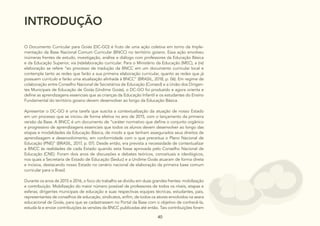 40
40
40 40
40
INTRODUÇÃO
O Documento Curricular para Goiás (DC-GO) é fruto de uma ação coletiva em torno da Imple-
mentação da Base Nacional Comum Curricular (BNCC) no território goiano. Essa ação envolveu
inúmeras frentes de estudo, investigação, análise e diálogo com professores da Educação Básica
e da Educação Superior, via (re)elaboração curricular. Para o Ministério da Educação (MEC), a (re)
eleboração se refere “ao processo de tradução da BNCC em um documento curricular local e
contempla tanto as redes que farão a sua primeira elaboração curricular, quanto as redes que já
possuem currículo e farão uma atualização alinhada à BNCC” (BRASIL, 2018, p. 06). Em regime de
colaboração entre Conselho Nacional de Secretários de Educação (Consed) e a União dos Dirigen-
tes Municipais de Educação de Goiás (Undime Goiás), o DC-GO foi produzido e agora orienta e
define as aprendizagens essenciais que as crianças da Educação Infantil e os estudantes do Ensino
Fundamental do território goiano devem desenvolver ao longo da Educação Básica.
Apresentar o DC-GO é uma tarefa que suscita a contextualização da atuação de nosso Estado
em um processo que se iniciou de forma efetiva no ano de 2015, com o lançamento da primeira
versão da Base. A BNCC é um documento de “caráter normativo que define o conjunto orgânico
e progressivo de aprendizagens essenciais que todos os alunos devem desenvolver ao longo das
etapas e modalidades da Educação Básica, de modo a que tenham assegurados seus direitos de
aprendizagem e desenvolvimento, em conformidade com o que preceitua o Plano Nacional de
Educação (PNE)” (BRASIL, 2017, p. 07). Desde então, era prevista a necessidade de contextualizar
a BNCC às realidades de cada Estado quando esta fosse aprovada pelo Conselho Nacional de
Educação (CNE). Foram dois anos de discussões e debates teóricos, conceituais e ideológicos,
nos quais a Secretaria de Estado de Educação (Seduc) e a Undime Goiás atuaram de forma direta
e incisiva, destacando nosso Estado no cenário nacional de elaboração da primeira base comum
curricular para o Brasil.
Durante os anos de 2015 e 2016, o foco do trabalho se dividiu em duas grandes frentes: mobilização
e contribuição. Mobilização do maior número possível de professores de todos os níveis, etapas e
esferas; dirigentes municipais de educação e suas respectivas equipes técnicas, estudantes, pais,
representantes de conselhos de educação, sindicatos, enfim, de todos os atores envolvidos na seara
educacional de Goiás, para que se cadastrassem no Portal da Base com o objetivo de conhecê-la,
estudá-la e enviar contribuições às versões da BNCC publicadas até então. Tais contribuições foram
 