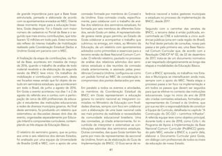 41
de grande importância para que a Base fosse
estruturada, pensada e elaborada de acordo
com os apontamentos enviados ao MEC. Diante
desse momento ímpar para a educação brasi-
leira, Goiás desponta. Foi o Estado com maior
número de cadastros no Portal da Base e o se-
gundo que mais enviou contribuições, que tota-
lizaram 12 milhões em todo país. Estes números
são reflexo do intenso trabalho de mobilização
realizado pela Coordenação Estadual (Seduc e
Undime Goiás) em parceria com o MEC.
A finalização da etapa de contribuições, via Por-
tal da Base, aconteceu em meados de março
de 2016, quando o trabalho de análise de todo
material recebido e de elaboração da segunda
versão da BNCC teve início. Os trabalhos de
mobilização e contribuição continuaram, desta
vez focados nessa versão que foi objeto de es-
tudo em seminários estaduais, que aconteceram
em todo o Brasil, de junho a agosto de 2016.
Em Goiás o evento aconteceu nos dias 1 e 2 de
agosto do referido ano e contou com a partici-
pação de cerca de 600 profissionais da educa-
ção e estudantes das instituições educacionais
e redes de diversos municípios goianos. Ao final
deste seminário, foi produzido um relatório que
sistematizou as discussões desses dois dias de
evento, organizadas separadamente por Educa-
ção Infantil e componentes curriculares, contem-
plando as três etapas da Educação Básica.
O relatório do seminário goiano, que se juntou
aos vinte e seis relatórios dos demais Estados,
foi analisado por uma equipe da Universidade
de Brasília (UnB) e MEC, com o apoio de uma
comissão formada por membros do Consed e
da Undime. Essa comissão criada, especifica-
mente, para colaborar com o trabalho de aná-
lise dos relatórios dos seminários estaduais, foi
formada por seis membros de diferentes Esta-
dos, sendo Goiás um deles. A representativida-
de goiana neste grupo permitiu ao Estado de
Goiás colaborar e acompanhar o trabalho que
culminou na entrega, em mãos, ao Ministro da
Educação, de um relatório com apontamentos
adotados como primordiais e essenciais para a
terceira versão da Base Nacional Comum Curri-
cular. O referido relatório, pautado no processo
de análise dos relatórios advindos dos semi-
nários estaduais e das reuniões da comissão
citada anteriormente, e assinado pelas presi-
dências Consed e Undime, configurou-se como
um pedido formal ao MEC de consideração e
compromisso dos pontos destacados por este.
Em paralelo a todos os eventos e atividades,
os membros da Coordenação Estadual da
BNCC em Goiás representaram a educação
goiana no cenário nacional ao integrarem co-
missões no Ministério da Educação com finali-
dades diversas, sempre com foco em colaborar
com a elaboração de uma base nacional cada
vez mais próxima da realidade e necessidades
da comunidade educacional brasileira. Uma
das comissões, já citada anteriormente, foi in-
cumbida de interpretar e sistematizar as con-
tribuições advindas dos seminários estaduais.
Outras comissões, das quais Goiás também fez
parte por meio de representantes da seccional
da Undime, foram as de elaboração do Guia de
Implementação da BNCC. O Guia serve de re-
ferência nacional a todos gestores municipais
e estaduais no processo de implementação da
BNCC, desde 2017.
Seguindo com o caminhar das versões da
BNCC, a terceira delas é então publicada, en-
caminhada ao CNE e submetida a cinco audi-
ências públicas (uma em cada região do Brasil).
Ao final deste período de consultas, nosso país
passa a ter pela primeira vez, uma Base Nacio-
nal Comum Curricular que, de acordo com a
Resolução CNE/CP Nº 02, de 22 de dezembro
de 2017, trata-se de um documento normativo
a ser respeitado obrigatoriamente ao longo das
etapas e modalidades da Educação Básica.
Com a BNCC aprovada, os trabalhos nos Esta-
dos e Municípios se intensificaram ainda mais,
sempre com o apoio do MEC. Nesta etapa o
processo passa a ter foco na implementação e
em todos os passos que devem ser seguidos
para que se efetive no contexto das instituições
educacionais. Logo no início do ano de 2018
são criadas comissões estaduais, formadas por
representantes do Consed e da Undime, que
por sua vez têm a responsabilidade de constituir
a Equipe de Currículo, detalhada no capítulo “A
Construção do DC-GO – caminhos trilhados”.
A referida equipe teve como objetivo principal,
durante todo o ano de 2018, como Ciclo I, do
Programa de Apoio à Implementação da Base
Nacional Comum Curricular (ProBNCC) gesta-
do pelo MEC, estudar a BNCC e, a partir dela,
elaborar o Documento Curricular para Goiás,
em diálogo com profissionais de todos os níveis
da educação de nosso Estado.
 
