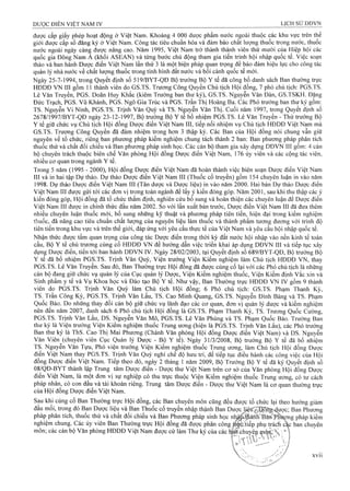 được cấp giấy phép hoạt động ở Việt Nam. Khoảng 4 000 dược phẩm nước ngoài thuộc các khu vực trên thế
giới được cấp số đăng ký ở Việt Nam. Công tác tiêu chuân hóa và đảm bảo chât lượng thuôc trong nước, thuôc
nước ngoài ngày càng được nâng cao. Năm 1995, Việt Nam trở thành thành viên thứ mười của Hiệp hội các
quốc gia Đông Nam Á (khối ASEAN) và từng bước chủ động tham gia tiến trình hội nhập quốc tế. Việc soạn
thảo và ban hành Dược điển Việt Nam lần thứ 3 là một biện pháp quan trọng đê bảo đảm hiệu lực cho công tác
quản lý nhà nước về chất lưọTig thuốc trong tình hình đất nước và bối cảnh quốc tế mới.
Ngày 25-7-1994, trong Quyết định số 519/BYT-QĐ Bộ trưỏTig Bộ Y tế đã công bố danh sách Ban thường trực
HĐDĐ VN III gồm 11 thành viên do GS.TS. Trương Công Quyền Chủ tịch Hội đồng, 7 phó chủ tịch: PGS.TS.
Lê Văn Truyền, PGS. Doãn Huy Khắc (kiêm Trưởng ban thư ký), GS.TS. Nguyễn Văn Đàn, GS.TSKH. Đặng
Đức Trạch, PGS. Vũ Khánh, PGS. Ngô Gia Trúc và PGS. Trần Thị Hoàng Ba. Các Phó trưởng ban thư ký gồm:
TS. Nguyễn Vi Ninh, PGS.TS. Trịnh Văn Quỳ và TS. Nguyễn Văn Thị. Cuối năm 1997, trong Quyết định số
2678/1997/BYT-QĐ ngày 23-12-1997, Bộ tmởng Bộ Y tế bổ nhiệm PGS.TS. Lê Văn Truyền - Thứ trưởng Bộ
Y tế giữ chức vụ Chủ tịch Hội đồng Dược điển Việt Nam III, tiếp nối nhiệm vụ Chủ tịch HĐDĐ Việt Nam mà
GS.TS. Trương Công Quyền đã đảm nhiệm trong hơn 3 thập kỷ. Các Ban của Hội đồng nói chung vẫn giĩr
nguyên về tổ chức, riêng ban phương pháp kiểm nghiệm chung tách thành 2 ban: Ban phương pháp phân tích
thuốc thử và chất đối chiếu và Ban phương pháp sinh học. Các cán bộ tham gia xây dựng DĐVN III gồm: 4 cán
bộ chuyên trách thuộc biên chế Văn phòng Hội đồng Dược điển Việt Nam, 176 ủy viên và các cộng tác viên,
nhiều cơ quan trong ngành Y tế.
Trong 5 năm (1995 - 2000), Hội đồng Dược điển Việt Nam đã hoàn thành việc biên soạn Dược điển Việt Nam
III và in hai tập Dự thảo. Dự thảo Dược điển Việt Nam III (Thuốc cổ truyền) gồm 154 chuyên luận in vào năm
1998. Dự thảo Dược điển Việt Nam III (Tân dược và Dược liệu) in vào năm 2000. Hai bản Dự thảo Dược điển
Việt Nam III được gửi tới các đơn vị trong toàn ngành để lấy ý kiến đóng góp. Năm 2001, sau khi thu thập các ý
kiến đóng góp, Hội đồng đã tổ chức thẩm định, nghiên cứu bổ sung và hoàn thiện các chuyên luận để Dưọc điển
Việt Nam III được in chính thức đầu năm 2002. So với lần xuất bản trước, Dược điển Việt Nam III đã đưa thêm
nhiều chuyên luận thuốc mới, bổ sung những kỹ thuật và phương pháp tiên tiến, hiện đại trong kiểm nghiệm
thuốc, đă nâng cao tiêu chuẩn chất lượng của nguyên liệu làm thuốc và thành phẩm tương đương với trình độ
tiên tiến trong khu vực và trên thế giới, đáp ứng với ỵêu cầu thực tế của Việt Nam và yêu cầu hội nhập quốc tế.
Nhận thức được tầm quan trọng của công tác Dược điển trong thời kỳ đất nước hội nhập vào nền kinh tế toàn
cầu, Bộ Y tế chủ trương củng cố HĐDĐ VN để hướng dẫn việc triển khai áp dụng DĐVN III và tiếp tục xây
dựng Dược điển, tiến tới ban hành DĐVN IV. Ngày 28/02/2003, tại Quyết định số 689/BYT-QĐ, Bộ trưởng Bộ
Y tế đã bổ nhiệm PGS.TS. Trịnh Văn Quỳ, Viện trưỏTig Viện Kiểm nghiệm làm Chủ tịch HĐDĐ VN, thay
PGS.TS. Lê Văn Truyền. Sau đó, Ban Thường trực Hội đồng đã được củng cố lại với các Phó chủ tịch là những
cán bộ đang giữ chức vụ quản lý của Cục quản lý Dược, Viện Kiểm nghiệm thuốc, Viện Kiểm định vắc xin và
Sinh phẩm y tế và Vụ Khoa học và Đào tạo Bộ Y tế, Như vậy, Ban Thường trực HĐDĐ VN IV gồm 9 thành
viên do PGS.TS. Trịnh Văn Quỳ làm Chủ tịch Hội đồng; 6 Phó chủ tịch: GS.TS. Phạm Thanh Kỳ,
TS. Trần Công Kỷ, PGS.TS. Trịnh Văn Lẩu, TS. Cao Minh Quang, GS.TS. Nguyễn Đình Bảng và TS. Phạm
Quôc Bảo. Do những thay đôi cán bộ giữ chức vụ lãnh đạo các cơ quan, đơn vị quản lý dược và kiểm nghiệm
nên đên năm 2007, danh sách 6 Phó chủ tịch Hội đồng là GS.TS. Phạm Thanh Kỳ, TS. Trưong Quốc Cường,
PGS.TS. Trịnh Vãn Lẩu, DS. Nguyễn Văn Mô, PGS.TS. Lê Văn Phủng và TS. Phạm Quốc Bảo. Trưởng Ban
thư ký là Viện trưởng Viện Kiểm nghiệm thuốc Trung ương (hiện là PGS.TS. Trịnh Văn Lẩu), các Phó trưởng
Ban thư ký là ThS. Cao Thị Mai Phưo'ng (Chánh Văn phòng Hội đồng Dược điển Việt Nam) và DS. Nguyễn
Văn Viên (chuyên viên Cục Quản lý Dược - Bộ Y tế). Ngày 31/3/2008, Bộ trưởng Bộ Y tế đã bổ nhiệm
TS. Nguyên Văn Tựu, Phó viện trưởng Viện Kiểm nghiệm thuốc Trung ương, làm Chủ tịch Hội đồng Dược
điển Việt Nam thay PGS.TS. Trịnh Văn Quỳ nghỉ chế độ hưu trí, để tiếp tục điều hành các công việc của Hội
đồng Dược điển Việt Nam. Tiếp theo đó, ngày 2 tháng 1 năm 2009, Bộ Trưỏng Bộ Y tế đã ký Quyết định số
08/QĐ-BYT thành lập Trung tâm Dược điển - Dược thư Việt Nam trên cơ sở của Văn phòng Hội đồng Dược
điển Việt Nam, ià một đơn vị sự nghiệp có thu trực thuộc Viện Kiểm nghiệm thuốc Trung ương, có tư cách
pháp nhân, có con dấu và tài khoản riêng. Trung tâm Dược điển - Dược thư Việt Nam là cơ quan thường trực
của Hội đồng Dược điển Việt Nam.
Sau khi củng cố Ban Thường trực Hội đồng, các Ban chuyên môn cũng đều được tổ chức lại theo hướng giảm
đầu mối, trong đó Ban Dược liệu và Ban Thuốc cổ truyền nhập thậnh Ban Dượcjjệtfg13fìlĩg,4u’ợc; Ban Phương
pháp phân tích, thuốc thử và chất đối chiếu và Ban Phương pháp sinh học nh,ậ^^í6ànÌĩ"BW::P^ong pháp kiểm
nghiệm chung. Các ủy viên Ban Thường trực Hội đồng đã được phân công trẶỎ tiếp phụ tráclỉ ckc ban chuyên
môn; các cán bộ Văn phòng HĐDĐ Việt Nam được cử làm Thư ký của các b^ìĩchuyên •,*»
, V ’ '  S ''
XVll
 