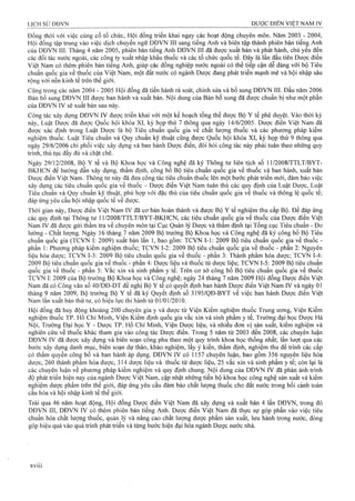 Đồng thời với việc củng cố tổ chức, Hội đồng triển khai ngay các hoạt động chuyên môn. Năm 2003 - 2004,
Hội đồng tập trung vào việc dịch chuyển ngữ DĐVN III sang tiếng Anh và biên tập thành phiên bản tiếng Anh
của DĐVN III. Tháng 4 năm 2005, phiên bản tiếng Anh DĐVN III đã được xuất bản và phát hành, chủ yểu đến
các đối tác nước ngoài, các công ty xuất nhập khẩu thuốc và các tổ chức quốc tế. Đâỵ là lần đầu tiên Dược điển
Việt Nam có thêm phiên bản tiếng Anh, giúp các đồng nghiệp nước ngoài có thể tiếp cận dễ dàng với bộ Tiêu
chuẩn quốc gia về thuốc của Việt Nam, một đất nước có ngành Dược đang phát triển mạnh mẽ và hội nhập sâu
rộng với nền kinh tế trên thế giới.
Cũng trong các năm 2004 - 2005 Hội đồng đã tiến hành rà soát, chỉnh sửa và bổ sung DĐVN III. Đầu năm 2006
Bản bổ sung DĐVN III được ban hành và xuất bản. Nội dung của Bản bổ sung đã được chuẩn bị như một phần
của DĐVN IV sẽ xuất bản sau này.
Công tác xây dựng DĐVN IV được triển khai với một kế hoạch tổng thể được Bộ Y tế phê duyệt. Vào thời kỳ
này, Luật Dưọ’c đã được Quốc hội khóa XI, kỳ họp thứ 7 thông qua ngày 14/6/2005. Dược điển Việt Nam đã
được xác định trong Luật Dược là bộ Tiêu chuẩn quốc gia về chất lượng thuốc và các phương pháp kiểm
nghiệm thuốc. Luật Tiêu chuẩn và Quy chuẩn kỹ thuật cũng được Quốc hội khóa XI, kỳ họp thứ 9 thông qua
ngày 29/6/2006 chi phối việc xây dựng và ban hành Dược điển, đòi hỏi công tác này phải tuân theo những quy
trình, thủ tục đầy đủ và chặt chẽ.
Ngày 29/12/2008, Bộ Y tế và Bộ Khoa học và Công nghệ đã ký Thông tư liên tịch sổ 1l/2008/TTLT/BYT-
BKHCN để hướng dẫn xây dựng, thẩm định, công bố Bộ tiêu chuẩn quốc gia về thuốc và ban hành, xuất bản
Dược điển Việt Nam. Thông tư này đã đưa công tác tiêu chuẩn thuốc lên một bước phát triển mới, đảm bảo việc
xây dựng các tiêu chuẩn quốc gia về thuốc - Dược điển Việt Nam tuân thủ các quy định của Luật Dược, Luật
Tiêu chuẩn và Quy chuẩn kỹ thuật, phù hợp với đặc thù của tiêu chuẩn quốc gia về thuốc và thông lệ quốc tế;
đáp ứng yêu cầu hội nhập quốc tế về dược.
Thời gian này, Dược điển Việt Nam IV đã cơ bản hoàn thành và được Bộ Y tế nghiệm thu cấp Bộ. Để đáp ứng
các quy định tại Thông tư 1l/2008/TTLT/BYT-BKHCN, các tiêu chuẩn quốc gia về thuốc của Dược điển Việt
Nam IV đã được gửi thẩm tra về chuyên môn tại Cục Quản lý Dược và thẩm định tại Tổng cục Tiêu chuẩn - Đo
lường - Chất lượng. Ngày 16 tháng 7 năm 2009 Bộ trưởng Bộ Khoa học và Công nghệ đã ký công bố Bộ Tiêu
chuẩn quốc gia (TCVN I: 2009) xuất bản lần 1, bao gồm: TCVN I-l: 2009 Bộ tiêu chuẩn quốc gia về thuốc -
phần 1: Phương pháp kiểm nghiệm thuốc; TCVN 1-2: 2009 Bộ tiêu chuẩn quốc gia về thuốc - phần 2; Nguyên
liệu hóa dược; TCVN 1-3: 2009 Bộ tiêu chuẩn quốc gia về thuốc - phần 3: Thành phẩm hóa dược; TCVN 1-4:
2009 Bộ tiêu chuẩn quốc gia về thuốc - phần 4: Dược liệu và thuốc từ dược liệu; TCVN 1-5: 2009 Bộ tiêu chuẩn
quốc gia về thuốc ~ phần 5: vắc xin và sinh phẩm y tế. Trên cơ sở công bố Bộ tiêu chuẩn quốc gia về thuốc
TCVN I: 2009 của Bộ trưởng Bộ Khoa học và Công nghệ; ngày 24 tháng 7 năm 2009 Hội đồng Dược điển Việt
Nam đã có Công văn số 40/DĐ-DT đề nghị Bộ Y tế có quyết định ban hành Dược điển Việt Nam IV và ngày 01
tháng 9 năm 2009, Bộ trưởng Bộ Y tế đã ký Quyết định số 3195/QĐ-BYT về việc ban hành Dược điển Việt
Nam lần xuất bản thứ tư, có hiệu lực thi hành từ 01/01/2010.
Hội đồng đã huy động khoảng 200 chuyên gia y và dược từ Viện Kiểm nghiệm thuốc Trung ương, Viện Kiểm
nghiệm thuốc TP. Hồ Chí Minh, Viện Kiểm định quốc gia vắc xin và sinh phẩm y tế, Trường đại học Dược Hà
Nội, Trường Đại học Y - Dược TP. Hồ Chí Minh, Viện Dược liệu, và nhiều đơn vị sản xuất, kiểm nghiệm và
nghiên cứu về thuốc khác tham gia vào công tác Dược điển. Trong 5 năm từ 2003 đến 2008, các chuyên luận
DĐVN IV đã được xây dựng và biên soạn công phu theo một quy trình khoa học thống nhất; lần lưọt qua các
bước xây dựng danh mục, biên soạn dự thảo, khảo nghiệm, lấy ý kiến, thẩm định, nghiệm thu để trình các cấp
có thẩm quyền công bố và ban hành áp đụng. DĐVN IV có 1157 chuyên luận, bao gồm 356 nguyên liệu hóa
dược, 260 thành phẩm hóa dược, 314 dược liệu và thuốc từ dược liệu, 25 vắc xin và sinh phẩm y tế; còn lại là
các chuyên luận về phương pháp kiểm nghiệm và quy định chung. Nội dung của DĐVN IV đã phản ánh trinh
độ phát triển hiện nay của ngành Dược Việt Nam, cập nhật những tiến bộ khoa học công nghệ sản xuất và kiểm
nghiệm dược phẩm trên thế giới, đáp ứng yêu cầu đảm bảo chất lượng thuốc cho đất nước trong bối cảnh toàn
cầu hóa và hội nhập kinh tế thế giới.
Trải qua 46 năm hoạt động, Hội đồng Dược điển Việt Nam đã xây dựng và xuất bản 4 lần DĐVN, trong đó
DĐVN III, DĐVN IV có thêm phiên bản tiếng Anh. Dược điển Việt Nam đã thực sự góp phần vào việc tiêu
chuẩn hóa chất lượng thuốc, quản lý và nâng cao chất lượng dược phẩm sản xuất, lưu hành trong nước, đóng
góp hiệu quả vào quá trình phát triển và từng bước hiện đại hóa ngành Dược nước nhà.
 