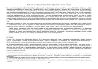 Diseño Curricular de la Educación Inicial - Ministerio de Educación de la Provincia de Córdoba
16
Los procesos de desintegración social, desinstitucionalización y deslocalización (pérdidas de lugares familiares, comunitarios, culturales y laborales) han modificado las pautas de
socialización contemporáneas, en los últimos 20 años. Como afirma Lascano (1999), la socialización se hace en el niño a partir de un proceso complejo que comprende desde el
reconocimiento de sí mismo y de su cuerpo como externalidad, la adquisición de sistemas simbólicos y del lenguaje, hasta la construcción del pensamiento abstracto. Para ello debe
haber otros actores sociales que interactúen con el niño en un marco especial de protección, nutrición y afecto. Hoy las familias y los jardines de infantes funcionan como escenarios
de crianza primarios y secundarios, alternativamente, en forma complementaria. Estas transformaciones que han sufrido las familias - ámbito privado - y las escuelas - ámbito público
- requieren en la actualidad pensar las funciones de crianza, acompañamiento y transmisión de manera contextual, tramitando, a partir de acuerdos, cómo serán los modos de
acompañamiento posibles y considerando como oportunidades el bagaje que, desde sus contextos, traen los niños. Será tarea de los directivos y docentes que las demandas
emanadas desde las instituciones hacia las familias estén justificadas desde el deseo de cuidado y aprendizaje de los niños y desarrollar una actividad sistemática de información
que permita a las familias conocer y comprender el propósito formativo del Jardín de Infantes y evitar conceptos erróneos o falsas expectativas sobre la propuesta de la Educación
Inicial.
Es importante tener presente que, cuando se convoca y recibe a las familias dando genuinamente la palabra, cuando todos se suman a participar y se produce un diálogo horizontal
que acontece al estar o trabajar junto al otro, se generan una serie de consecuencias insospechadas, buscadas o imprevistas, que lejos están de diluir las funciones, las jerarquías y
las posiciones (Ministerio de Educación. Subsecretaría de Promoción de Igualdad y Calidad Educativa. Programa ATEC ,2009). Como afirma Isabelino Siede (2005):
―Dialogar… darle los fundamentos de nuestra tarea, contratar con ella de qué modo esperamos que nos acompañe, qué cosas podemos ofrecer nosotros y qué esperamos de
los grupos familiares. Pero nos interpela en un lugar de suponer que la familia debería creer que nosotros somos infalibles y que no tenemos por qué dar cuenta a nadie.
Cualquiera de las actitudes, tanto de la escuela como de la familia, que quiebre el diálogo o que imposibilite que el otro hable, son actitudes que no permiten un trabajo
articulado entre familia y escuela. Por eso cuando hay una oportunidad de diálogo, nosotros tenemos que tomarla…‖
2.5. El juego12
El artículo 31 de la Convención sobre los Derechos del Niño afirma: ―El niño tiene derecho al esparcimiento, al juego y a participar en actividades artísticas y culturales‖. Desde este
marco, la Jurisdicción refuerza el concepto de juego como derecho del niño y sostiene su centralidad en la Educación Inicial, como construcción social13 imprescindible para la
infancia, actividad decisiva en el proceso de desarrollo cognitivo, psicosocial, afectivo, corporal y motriz y, por lo tanto, contenido14 y estrategia del Nivel.
Las teorías psicológicas establecen conceptos y relaciones que significan al juego como actividad clave en el proceso de desarrollo del pensamiento15. Jugar requiere comenzar a
sostener las acciones en significados, habilitando de manera efectiva la adquisición de la capacidad representativa. Proponer jugar un juego es proponer un significado compartido a
través de un guión interactivo. Jugar a la familia, jugar al doctor, jugar a ir de paseo… son ideas (significados en mente) organizadas y ordenadas en secuencias a través de la acción
y el lenguaje (esquema narrativo). Jugar implica y demanda procesos de análisis, de combinación, de comparación de acciones, de selección de materiales a partir de determinados
criterios y de producción de argumentos.
12 Para el desarrollo de este apartado, han resultado relevantes los aportes de la Lic. María Teresa Aldasoro, miembro del equipo de especialistas a cargo de la elaboración de la Propuesta Curricular para el Nivel Inicial de
la Jurisdicción Córdoba, año 1998 y, actualmente, coordinadora de capacitación para Nivel Inicial en el Programa para el Mejoramiento de la Educación Rural (PROMER) de la Subsecretaría de Promoción de Igualdad y
Calidad Educativa.
13 Al respecto, se afirma en los NAP del Nivel que no todos los niños juegan de la misma manera y tampoco a los mismos juegos dado que son sujetos sociales portadores de una historia social culturalmente construida.
14 En el campo de formación Identidad y Convivencia, el juego es asumido en su calidad de contenido cultural.
15 Durante el desarrollo de juegos complejos, las habilidades sociocognitivas de los niños se activan en un nivel comparable al de actividades de aprendizaje al momento de aplicar estrategias cognitivas, metacognitivas y
de interacción.
 