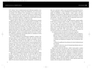 blico com o particular, verifica-se que este dá preferência à educação precoce,
a oficinas pedagógicas e a outras modalidades não especificadas, enquanto o
público dá prioridade às classes especiais e classes comuns com apoio
pedagógico. As informações de 1998 estabelecem outra classificação, chamando
atenção para que 62% do atendimento registrado está localizado em escolas
especializadas, o que reflete a necessidade de um compromisso maior da esco-
la comum com o atendimento do aluno especial.
O atendimento por nível de ensino, em 1998, apresenta o seguinte quadro:
87.607 alunos na educação infantil; 132.685, no ensino fundamental; 1.705,
no ensino médio; 7.258, na educação de jovens e adultos. São informados
como “outros” 64.148 atendimentos. Não há dados sobre o atendimento do
aluno com necessidades especiais na educação superior. O ensino particular está
muito à frente na educação infantil especial (64%) e o estadual, nos níveis
fundamental e médio (52% e 49%, respectivamente), mas o municipal vem
crescendo sensivelmente no atendimento no nível fundamental.
As tendências recentes dos sistemas de ensino são as seguintes:
• integração/inclusão do aluno com necessidades especiais no sistema re-
gular de ensino e, se isto não for possível em função das necessidades do
educando, realização do atendimento em classes e escolas especializadas;
• ampliação do regulamento das escolas especiais para prestarem apoio
e orientação aos programas de integração, além do atendimento espe-
cífico;
• melhoria da qualificação dos professores do ensino fundamental para
essa clientela;
• expansão da oferta dos cursos de formação/especialização pelas uni-
versidades e escolas normais.
Apesar do crescimento das matrículas, o déficit é muito grande e constitui
um desafio imenso para os sistemas de ensino, pois diversas ações devem ser
realizadas ao mesmo tempo. Entre elas, destacam-se a sensibilização dos demais
alunos e da comunidade em geral para a integração, as adaptações curriculares,
a qualificação dos professores para o atendimento nas escolas regulares e a
especialização dos professores para o atendimento nas novas escolas especiais,
produção de livros e materiais pedagógicos adequados para as diferentes
necessidades, adaptação das escolas para que os alunos especiais possam nelas
transitar, oferta de transporte escolar adaptado etc.
0,2%, federais. Como os estabelecimentos são de diferentes tamanhos, as ma-
trículas apresentam alguma variação nessa distribuição: 53,1% são da inicia-
tiva privada; 31,3%, estaduais; 15,2%, municipais e 0,3%, federais. Nota-se
que o atendimento particular, nele incluído o oferecido por entidades filantró-
picas, é responsável por quase metade de toda a educação especial no País.
Dadas as discrepâncias regionais e a insignificante atuação federal, há necessi-
dade de uma atuação mais incisiva da União nessa área.
Segundo dados de 1998, apenas 14% desses estabelecimentos possuíam
instalação sanitária para alunos com necessidades especiais, que atendiam a 31%
das matrículas. A região Norte é a menos servida nesse particular, pois o per-
centual dos estabelecimentos com aquele requisito baixa para 6%. Os dados
não informam sobre outras facilidades como rampas e corrimãos. A eliminação
das barreiras arquitetônicas nas escolas é uma condição importante para a in-
tegração dessas pessoas no ensino regular, constituindo uma meta necessária na
década da educação. Outro elemento fundamental é o material didático-peda-
gógico adequado, conforme as necessidades específicas dos alunos. Inexistên-
cia, insuficiência, inadequação e precariedade podem ser constatadas em muitos
centros de atendimento a essa clientela.
Em relação à qualificação dos profissionais de magistério, a situação é bas-
tante boa: apenas 3,2% dos professores (melhor dito, das funções docentes),
em 1998, possuíam o ensino fundamental, completo ou incompleto, como for-
mação máxima. Eram formados em nível médio 51% e, em nível superior,
45,7%. Os sistemas de ensino costumam oferecer cursos de preparação para os
professores que atuam em escolas especiais, por isso 73% deles fizeram curso
específico. Mas, considerando a diretriz da integração, ou seja, de que, sempre
que possível, crianças, jovens e adultos especiais sejam atendidos em escolas
regulares, a necessidade de preparação do corpo docente e do corpo técnico e
administrativo das escolas aumenta enormemente. Em princípio, todos os
professores deveriam ter conhecimento da educação de alunos especiais.
Observando as modalidades de atendimento educacional, segundo os dados
de 1997, predominam as “classes especiais”, nas quais estão 38% das turmas
atendidas; 13,7% delas estão em “salas de recursos” e 12,2% em “oficinas
pedagógicas”. Apenas 5% das turmas estão em “classes comuns com apoio pe-
dagógico” e 6% são de “educação precoce”. Em “outras modalidades” são aten-
didas 25% das turmas de educação especial. Comparando o atendimento pú-
90 91
D e f ic i ê n c i a & C o m p e t ê nc i a L E G I S LA Ç Ã O
DC/Cap3/Legislação 13/1/03 8:11 AM Page 90
 