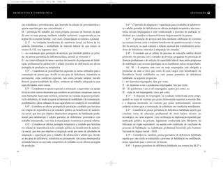 § 6º – O período de adaptação e capacitação para o trabalho de adolescen-
te e adulto portador de deficiência em oficina protegida terapêutica não carac-
teriza vínculo empregatício e está condicionado a processo de avaliação in-
dividual que considere o desenvolvimento biopsicossocial da pessoa.
§ 7º – A prestação de serviços será feita mediante celebração de convênio
ou contrato formal, entre a entidade beneficente de assistência social e o toma-
dor de serviços, no qual constará a relação nominal dos trabalhadores porta-
dores de deficiência colocados à disposição do tomador.
§ 8º – A entidade que se utilizar do processo de colocação seletiva deverá
promover, em parceria com o tomador de serviços, programas de prevenção de
doenças profissionais e de redução da capacidade laboral, bem assim programas
de reabilitação caso ocorram patologias ou se manifestem outras incapacidades.
Art. 36 – A empresa com cem ou mais empregados está obrigada a
preencher de dois a cinco por cento de seus cargos com beneficiários da
Previdência Social reabilitados ou com pessoa portadora de deficiência
habilitada, na seguinte proporção:
I – até duzentos empregados, dois por cento;
II – de duzentos e um a quinhentos empregados, três por cento;
III – de quinhentos e um a mil empregados, quatro por cento; ou
IV – mais de mil empregados, cinco por cento.
§ 1º – A dispensa de empregado na condição estabelecida neste artigo,
quando se tratar de contrato por prazo determinado superior a noventa dias,
e a dispensa imotivada, no contrato por prazo indeterminado, somente
poderão ocorrer após a contratação de substituto em condições semelhantes.
§ 2º – Considera-se pessoa portadora de deficiência habilitada aquela que
concluiu curso de educação profissional de nível básico, técnico ou
tecnológico, ou curso superior, com certificação ou diplomação expedida por
instituição pública ou privada, legalmente credenciada pelo Ministério da
Educação ou órgão equivalente, ou aquela com certificado de conclusão de
processo de habilitação ou reabilitação profissional fornecido pelo Instituto
Nacional do Seguro Social – INSS.
§ 3º – Considera-se, também, pessoa portadora de deficiência habilitada
aquela que, não tendo se submetido a processo de habilitação ou reabilitação,
esteja capacitada para o exercício da função.
§ 4º – A pessoa portadora de deficiência habilitada nos termos dos §§ 2º e
ção trabalhista e previdenciária, que depende da adoção de procedimentos e
apoios especiais para sua concretização; e
III – promoção do trabalho por conta própria: processo de fomento da ação
de uma ou mais pessoas, mediante trabalho autônomo, cooperativado ou em
regime de economia familiar, com vista à emancipação econômica e pessoal.
§ 1º – As entidades beneficentes de assistência social, na forma da lei,
poderão intermediar a modalidade de inserção laboral de que tratam os
incisos II e III, nos seguintes casos:
I – na contratação para prestação de serviços, por entidade pública ou priva-
da, da pessoa portadora de deficiência física, mental ou sensorial; e
II – na comercialização de bens e serviços decorrentes de programas de habili-
tação profissional de adolescente e adulto portador de deficiência em oficina
protegida de produção ou terapêutica.
§ 2º – Consideram-se procedimentos especiais os meios utilizados para a
contratação de pessoa que, devido ao seu grau de deficiência, transitória ou
permanente, exija condições especiais, tais como jornada variável, horário
flexível, proporcionalidade de salário, ambiente de trabalho adequado às suas
especificidades, entre outras.
§ 3º – Consideram-se apoios especiais a orientação, a supervisão e as ajudas
técnicas entre outros elementos que auxiliem ou permitam compensar uma ou
mais limitações funcionais motoras, sensoriais ou mentais da pessoa portado-
ra de deficiência, de modo a superar as barreiras da mobilidade e da comunicação,
possibilitando a plena utilização de suas capacidades em condições de normalidade.
§ 4º – Considera-se oficina protegida de produção a unidade que funciona
em relação de dependência com entidade pública ou beneficente de assistên-
cia social, que tem por objetivo desenvolver programa de habilitação profis-
sional para adolescente e adulto portador de deficiência, provendo-o com
trabalho remunerado, com vista à emancipação econômica e pessoal relativa.
§ 5º – Considera-se oficina protegida terapêutica a unidade que funciona
em relação de dependência com entidade pública ou beneficente de assistên-
cia social, que tem por objetivo a integração social por meio de atividades de
adaptação e capacitação para o trabalho de adolescente e adulto que, devido
ao seu grau de deficiência, transitória ou permanente, não possa desempenhar
atividade laboral no mercado competitivo de trabalho ou em oficina protegida
de produção.
68 69
D e f ic i ê n c i a & C o m p e t ê nc i a L E G I S LA Ç Ã O
DC/Cap3/Legislação 13/1/03 8:11 AM Page 68
 