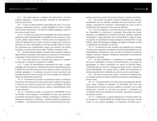 nicações, provendo as escolas dos recursos humanos e materiais necessários.
§ 1º – Para atender aos padrões mínimos estabelecidos com respeito à
acessibilidade, deve ser realizada a adaptação das escolas existentes e condi-
cionada a autorização de construção e funcionamento de novas escolas ao
preenchimento dos requisitos de infra-estrutura definidos.
§ 2º – Deve ser assegurada, no processo educativo de alunos que apresen-
tam dificuldades de comunicação e sinalização diferenciadas dos demais
educandos, a acessibilidade aos conteúdos curriculares, mediante a utilização
de linguagens e códigos aplicáveis, como o sistema Braille e a língua de sinais,
sem prejuízo do aprendizado da língua portuguesa, facultando-lhes e às suas
famílias a opção pela abordagem pedagógica que julgarem adequada, ouvidos
os profissionais especializados em cada caso.
Art. 13 – Os sistemas de ensino, mediante ação integrada com os sistemas
de saúde, devem organizar o atendimento educacional especializado a alunos
impossibilitados de freqüentar as aulas em razão de tratamento de saúde que
implique internação hospitalar, atendimento ambulatorial ou permanência
prolongada em domicílio.
§ 1º – As classes hospitalares e o atendimento em ambiente domiciliar
devem dar continuidade ao processo de desenvolvimento e ao processo de
aprendizagem de alunos matriculados em escolas da Educação Básica,
contribuindo para seu retorno e reintegração ao grupo escolar, e desenvolver
currículo flexibilizado com crianças, jovens e adultos não matriculados no
sistema educacional local, facilitando seu posterior acesso à escola regular.
§ 2º – Nos casos de que trata este Artigo, a certificação de freqüência deve
ser realizada com base no relatório elaborado pelo professor especializado que
atende o aluno.
Art. 14 – Os sistemas públicos de ensino serão responsáveis pela identifi-
cação, análise, avaliação da qualidade e da idoneidade, bem como pelo
credenciamento de escolas ou serviços, públicos ou privados, com os quais
estabelecerão convênios ou parcerias para garantir o atendimento às
necessidades educacionais especiais de seus alunos, observados os princípios
da educação inclusiva.
Art. 15 – A organização e a operacionalização dos currículos escolares são
de competência e responsabilidade dos estabelecimentos de ensino, devendo
constar de seus projetos pedagógicos as disposições necessárias para o
§ 1º – Nas classes especiais, o professor deve desenvolver o currículo,
mediante adaptações, e, quando necessário, atividades da vida autônoma e
social no turno inverso.
§ 2º – A partir do desenvolvimento apresentado pelo aluno e das condi-
ções para o atendimento inclusivo, a equipe pedagógica da escola e a família
devem decidir conjuntamente, com base em avaliação pedagógica, quanto ao
seu retorno à classe comum.
Art. 10 – Os alunos que apresentem necessidades educacionais especiais e
requeiram atenção individualizada nas atividades da vida autônoma e social,
recursos, ajudas e apoios intensos e contínuos, bem como adaptações curri-
culares tão significativas que a escola comum não consiga prover, podem ser
atendidos, em caráter extraordinário, em escolas especiais, públicas ou priva-
das, atendimento esse complementado, sempre que necessário e de maneira
articulada, por serviços das áreas de Saúde, Trabalho e Assistência Social.
§ 1º – As escolas especiais, públicas e privadas, devem cumprir as exigências
legais similares às de qualquer escola quanto ao seu processo de credenciamento
e autorização de funcionamento de cursos e posterior reconhecimento.
§ 2º – Nas escolas especiais, os currículos devem ajustar-se às condições
do educando e ao disposto no Capítulo II da LDBEN.
§ 3º – A partir do desenvolvimento apresentado pelo aluno, a equipe
pedagógica da escola especial e a família devem decidir conjuntamente quanto
à transferência do aluno para escola da rede regular de ensino, com base em
avaliação pedagógica e na indicação, por parte do setor responsável pela
educação especial do sistema de ensino, de escolas regulares em condição de
realizar seu atendimento educacional.
Art. 11 – Recomenda-se às escolas e aos sistemas de ensino a constituição
de parcerias com instituições de ensino superior para a realização de pesquisas
e estudos de caso relativos ao processo de ensino e aprendizagem de alunos
com necessidades educacionais especiais, visando ao aperfeiçoamento desse
processo educativo.
Art. 12 – Os sistemas de ensino, nos termos da Lei 10.098/2000 e da Lei
10.172/2001, devem assegurar a acessibilidade aos alunos que apresentem
necessidades educacionais especiais, mediante a eliminação de barreiras ar-
quitetônicas urbanísticas, na edificação – incluindo instalações, equipamentos
e mobiliário – e nos transportes escolares, bem como de barreiras nas comu-
84 85
D e f ic i ê n c i a & C o m p e t ê nc i a L E G I S LA Ç Ã O
DC/Cap3/Legislação 13/1/03 8:11 AM Page 84
 