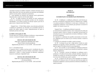 SEÇÃO VI
DOS SERVIÇOS
SUBSEÇÃO II
DA HABILITAÇÃO E DA REABILITAÇÃO PROFISSIONAL
Art. 89 – A habilitação e a reabilitação profissional e social deverão pro-
porcionar ao beneficiário incapacitado parcial ou totalmente para o trabalho,
e às pessoas portadoras de deficiência, os meios para a (re)educação e de
(re)adaptação profissional e social indicados para participar do mercado de
trabalho e do contexto em que vive.
Parágrafo Único – A reabilitação profissional compreende:
a) o fornecimento de aparelho de prótese, órtese e instrumentos de auxílio para
locomoção quando a perda ou redução da capacidade funcional puder ser
atenuada por seu uso e dos equipamentos necessários à habilitação e reabilita-
ção social e profissional;
b) a reparação ou a substituição dos aparelhos mencionados no inciso ante-
rior, desgastados pelo uso normal ou por ocorrência estranha à vontade do
beneficiário;
c) o transporte do acidentado do trabalho, quando necessário.
Art. 90 – A prestação de que trata o artigo anterior é devida em caráter
obrigatório aos segurados, inclusive aposentados e, na medida das possibili-
dades do órgão da Previdência Social, aos seus dependentes.
Art. 91 – Será concedido, no caso de habilitação e reabilitação profissional,
auxílio para tratamento ou exame fora do domicilio do beneficiário, conforme
dispuser o Regulamento.
Art. 92 – Concluído o processo de habilitação ou reabilitação social e
profissional, a Previdência Social emitirá certificado individual, indicando as
atividades que poderão ser exercidas pelo beneficiário, nada impedindo que
este exerça outra atividade para a qual se capacitar.
Art. 93 – A empresa com 100 (cem) ou mais empregados está obrigada a
preencher de 2% (dois por cento) a 5% (cinco por cento) dos seus cargos com
beneficiários reabilitados ou pessoas portadoras de deficiências habilitadas, na
seguinte proporção:
capacidade de inserção no trabalho competitivo, mediante articulação com os
órgãos oficiais afins, bem como para aqueles que apresentam uma habilidade
superior nas áreas artística, intelectual ou psicomotora;
V – acesso igualitário aos benefícios dos programas sociais suplementares
disponíveis para o respectivo nível do ensino regular;
Art. 60 – Os órgãos normativos dos sistemas de ensino estabelecerão
critérios de caracterização das instituições privadas sem fins lucrativos,
especializadas e com atuação exclusiva em educação especial, para fins de
apoio técnico e financeiro pelo Poder Público.
Parágrafo Único – O Poder Público adotará, como alternativa preferencial,
a ampliação do atendimento aos educandos com necessidades especiais na
própria rede pública regular de ensino, independentemente do apoio às
instituições previstas neste artigo.
Lei 8.899, de 29 de junho de 1994
Concede passe livre às pessoas portadoras de deficiência, comprovadamente
carentes, no sistema de transporte coletivo interestadual.
LEI 8.212, DE 24 DE JULHO DE 1991
Dispõe sobre a organização da Seguridade Social, institui
Plano de Custeio e dá outras providências.
Regulamentada pelo Decreto 2.173, de 5/3/1997 – DOU de 6/3/1997.
Art. 4º – Da Assistência Social
A Assistência Social é a política social que provê o atendimento das neces-
sidades básicas, traduzidas em proteção à família, à maternidade, à infância, à
adolescência, à velhice e à pessoa portadora de deficiência, independen-
temente de contribuição à Seguridade Social.
LEI 8.213, DE 24 DE JULHO DE 1991
Dispõe sobre os Planos de Benefícios da Previdência Social
e dá outras providências.
Regulamentada pelo Decreto 2.172, de 5/3/1997 – DOU de 6/3/1997.
44 45
D e f ic i ê n c i a & C o m p e t ê nc i a L E G I S LA Ç Ã O
DC/Cap3/Legislação 13/1/03 8:11 AM Page 44
 