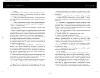 e entidades interessadas, bem como considerar a necessidade de efetivo apoio
aos entes particulares voltados para a integração social das pessoas portadoras
de deficiência.
Art. 13 – (Revogado pela Medida Provisória 1.799-6, de 10 de junho de 1999)
A CORDE contará com o assessoramento de órgão colegiado, o Conselho
Consultivo da Coordenadoria Nacional para a Integração da Pessoa Portadora
de Deficiência.
§ 1° – A composição e o funcionamento do Conselho Consultivo da CORDE
serão disciplinados em ato do Poder Executivo. Incluir-se-ão no Conselho repre-
sentantes de órgãos e de organizações ligados aos assuntos pertinentes à pessoa
portadora de deficiência, bem como representante do Ministério Público Federal.
§ 2° – Compete ao Conselho Consultivo:
I – opinar sobre o desenvolvimento da Política Nacional para a Integração da
Pessoa Portadora de Deficiência;
II – apresentar sugestões para o encaminhamento dessa política;
III – responder a consultas formuladas pela CORDE.
§ 3° – O Conselho Consultivo reunir-se-á ordinariamente 1 (uma) vez por
trimestre e, extraordinariamente, por iniciativa de 1/3 (um terço) de seus
membros, mediante manifestação escrita, com antecedência de 10 (dez) dias,
e deliberará por maioria de votos dos conselheiros presentes.
§ 4° – Os integrantes do Conselho não perceberão qualquer vantagem
pecuniária, salvo as de seus cargos de origem, sendo considerados de relevân-
cia pública os seus serviços.
§ 5° – As despesas de locomoção e hospedagem dos conselheiros, quando
necessárias, serão asseguradas pela CORDE.
Art. 14 – (Vetado)
Art. 15 – Para atendimento e fiel cumprimento do que dispõe esta Lei, será
reestruturada a Secretaria de Educação Especial do Ministério da Educação, e
serão instituídos, no Ministério do Trabalho, no Ministério da Saúde e no Mi-
nistério da Previdência e Assistência Social, órgãos encarregados da coordena-
ção setorial dos assuntos concernentes às pessoas portadoras de deficiência.
Art. 16 – O Poder Executivo adotará, nos 60 (sessenta) dias posteriores à
vigência desta Lei, as providências necessárias à reestruturação e ao regular
funcionamento da CORDE, como aquelas decorrentes do artigo anterior.
Art. 17 – Serão incluídas no senso demográfico de 1990, e nos subseqüentes,
§ 1° – (Vetado)
§ 2° – O Coordenador contará com 3 (três) Coordenadores-Adjuntos, 4 (quatro)
Coordenadores de Programas e 8 (oito) Assessores, nomeados em comissão,
sob indicação do titular da CORDE.
§ 3° – A CORDE terá, também, servidores titulares de Funções de Assessora-
mento Superior (FAS) e outros requisitados a órgãos e entidades da Adminis-
tração Federal.
§ 4° – A CORDE poderá contratar, por tempo ou tarefa determinados, especia-
listas para atender necessidade temporária de excepcional interesse público.
Art. 12 – Compete à CORDE:
I – coordenar as ações governamentais e medidas que se refiram às pessoas
portadoras de deficiência;
II – elaborar os planos, programas e projetos subsumidos na Política Nacional
para a Integração de Pessoa Portadora de Deficiência, bem como propor as
providências necessárias a sua completa implantação e seu adequado desen-
volvimento, inclusive as pertinentes a recursos e as de caráter legislativo;
III – acompanhar e orientar a execução, pela Administração Pública Federal,
dos planos, programas e projetos mencionados no inciso anterior;
IV – manifestar-se sobre a adequação à Política Nacional para a Integração da
Pessoa Portadora de Deficiência dos projetos federais a ela conexos, antes da
liberação dos recursos respectivos;
V – manter, com os Estados, Municípios, Territórios, o Distrito Federal, e o
Ministério Público, estreito relacionamento, objetivando a concorrência de
ações destinadas à integração social das pessoas portadoras de deficiência;
VI – provocar a iniciativa do Ministério Público, ministrando-lhe informações
sobre fatos que constituam objeto da ação civil de que trata esta lei, e
indicando-lhe os elementos de convicção;
VII – emitir opinião sobre os acordos, contratos ou convênios firmados pelos
demais órgãos da Administração Pública Federal, no âmbito da Política
Nacional para a Integração da Pessoa Portadora de Deficiência;
VIII – promover e incentivar a divulgação e o debate das questões concernentes
à pessoa portadora de deficiência, visando à conscientização da sociedade.
Parágrafo Único – Na elaboração dos planos, programas e projetos a seu
cargo, deverá a CORDE recolher, sempre que possível, a opinião das pessoas
52 53
D e f ic i ê n c i a & C o m p e t ê nc i a L E G I S LA Ç Ã O
DC/Cap3/Legislação 13/1/03 8:11 AM Page 52
 