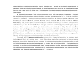 organiza a partir de competências e habilidades, conceitos importantes para a definição de uma educação que proporcione aos
aprendentes uma formação integral. Contudo, ressalta-se que os conceitos podem conter anseios que não atendam aos objetivos da
educação, como se pode verificar em análises como a de Sylvio Gadelha (2009) sobre competências, habilidades, empreendedorismo e
capital humano.
As experiências curriculares no Estado do Ceará possuem uma história, assim como as ideias de competências e habilidades
têm uma história. Seguindo a lógica das Diretrizes e Parâmetros Curriculares apresentados em 1999 (DCEN e PCNEM), o Escola Viva
apresentava as competências e habilidades a serem desenvolvidas nos discentes, mas não detalhou os objetos de conhecimento a serem
trabalhados com os alunas/os. No Escola Aprendente, documento curricular cearense de 2008, em diálogo com os PCN+ (2002) e as
OCN (2006), já estão presentes objetos de conhecimento diversos daqueles do Escola Viva, pois os conteúdos foram apresentados
detalhadamente e por séries do Ensino Médio. Desse modo, para compreender essa história é preciso entender que as propostas
curriculares citadas estavam, mesmo que(ainda que) atendendo a demandas locais(local), em diálogo direto com as mudanças
realizadas a nível nacional e presentes nos documentos citados anteriormente. Na história da educação cearense a produção do
Documento Curricular Referencial do Ceará (DCRC), no contexto do Novo Ensino Médio e da Base Nacional Curricular Comum
(BNCC), não deve ser entendida, mesmo que esteja relacionada à documentos nacionais, como algo totalmente novo, no que se refere
à proposta curricular, mas como um contínuo documental para elaboração do currículo escolar.
A construção da BNCC, que contou com três versões, tem como objetivo criar um “currículo mínimo” que contenha os saberes
basilares que cada aluna/o deve apreender durante o Ensino Médio. Cercada de polêmicas, principalmente em torno das mudanças
presentes na terceira e última versão, que interferem diretamente nos componentes curriculares das ciências humanas, a Base no Estado
do Ceará foi pensada para que equívocos fossem superados. Por exemplo, na lei do Novo Ensino Médio, a Filosofia e a Sociologia
deixaram de ser disciplinas obrigatórias, passando a ser estudos e práticas obrigatórios no Ensino Médio. Outra mudança que interessa
aos componentes curriculares das ciências humanas é o uso dos termos competências e habilidades no lugar do termo objetivos de
aprendizagem, como presente nas duas primeiras versões da BNCC (2015 e 2016).
 