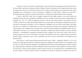 Na primeira versão, o termo objetivos de aprendizagem se refere aos saberes de cada componente em cada uma das três séries
do Ensino Médio, repercutindo na presença da História, Geografia, Filosofia e Sociologia de forma obrigatória durante toda a etapa.
Na segunda versão, mesmo com a ausência da divisão por séries, os objetivos estavam explícitos nos componentes de todas as áreas,
resguardando que os conhecimentos de cada um deveriam ser obrigatórios no Ensino Médio. Contudo, mesmo não tendo o
direcionamento presente na primeira, na segunda versão da BNCC os componentes das ciências humanas estavam assegurados.
A última e atual (2017) versão, que veio alinhada à Reforma do Ensino Médio, minimiza o uso do termo objetivos de
aprendizagem em prol dos termos competências e habilidades. Junto a isso, segundo a lei da reforma, somente a língua portuguesa e a
matemática (Art. 35-A, § 3°, LDB) são obrigatórias em todas as séries do Ensino Médio, ficando as outras passíveis de serem
excluídas em algum dos anos dessa etapa da Educação Básica. Ora, ao mesmo tempo que consideramos a importância do termo para a
construção de uma proposta de educação, o foco nas competências e habilidades, como traz a última versão da BNCC, abre espaço
para que um viés utilitarista dos conhecimentos que, em tese, abre espaço para uma tentativa de minimização da importância das
ciências humanas, com o argumento de que o mais útil seriam os saberes úteis para a formação de um trabalhador eficiente, criativo e
empreendedor. Além disso, a nova lei do Ensino Médio, ao determinar a existências dos itinerários formativos, entre eles a formação
profissional e a possibilidade da contratação de instituições privadas e professores com notório saber, reforça a ideia de que as
mudanças propostas na lei do Novo Ensino Médio e na terceira versão da BNCC trazem para a educação brasileira uma perda na
formação integral do aprendente, já que se abre a possibilidade dele não ter acesso aos conhecimentos como almejado nas duas
primeiras versões.
Nesse contexto, a versão cearense da Base Nacional Curricular Comum – DCRC –, respeitando a LDB (Art. 35, 35-A e 36),
atentasse em corrigir algumas imprecisões que angustiam docentes dos componentes das ciências humanas. A maior mudança, mesmo
que sutil, foi a criação dos objetos de conhecimento e das habilidades específicas. Desse modo, hierarquicamente, a DCRC se organiza
por: competências gerais, competências específicas, habilidades, objetos de conhecimento e objetos específicos. O conceito de objetos
de conhecimento se refere aos temas, problemas, conceitos, narrativas, fontes etc. que, de modo geral, devem ser trabalhados nas aulas
de cada componente. Os objetos específicos tratam-se do detalhamento dos objetos de conhecimento, entendidos como direitos de
 