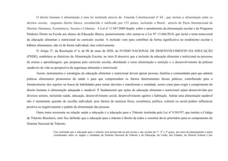 O direito humano à alimentação é uma lei instituída através da Emenda Constitucional nº 64 , que incluiu a alimentação entre os
direitos sociais, enquanto direito básico, reconhecido e ratificado por 153 países, incluindo o Brasil, através do Pacto Internacional de
Direitos Humanos, Econômicos, Sociais e Culturais. A Lei nº 11.947/2009 dispõe sobre o atendimento da alimentação escolar e do Programa
Dinheiro Direto na Escola aos alunos da Educação Básica, posteriormente vêm somar-se à Lei Nº 13.666/2018, que inclui o tema transversal
da educação alimentar e nutricional no currículo escolar. A inclusão vem para contribuir de forma significativa no rendimento escolar e
hábitos alimentares, não só de forma individual, mas coletivamente.
O Artigo 5º, da Resolução nº 6, de 08 de maio de 2020, do FUNDO NACIONAL DE DESENVOLVIMENTO DA EDUCAÇÃO
(FNDE), estabelece as diretrizes da Alimentação Escolar, no item II descreve que a inclusão da educação alimentar e nutricional no processo
de ensino e aprendizagem, que perpassa pelo currículo escolar, abordando o tema alimentação e nutrição e o desenvolvimento de práticas
saudáveis de vida na perspectiva da segurança alimentar e nutricional.
Assim, instrumentos e estratégias de educação alimentar e nutricional devem apoiar pessoas, famílias e comunidades para que adotem
práticas alimentares promotoras da saúde e para que compreendam os fatores determinantes dessas práticas, contribuindo para o
fortalecimento dos sujeitos na busca de habilidades para tomar decisões e transformar a realidade, assim como para exigir o cumprimento do
direito humano à alimentação adequada e saudável. É fundamental que ações de educação alimentar e nutricional sejam desenvolvidas por
diversos setores, incluindo saúde, educação, desenvolvimento social, desenvolvimento agrário e habitação. Adotar uma alimentação saudável
não é meramente questão de escolha individual, pois fatores de natureza física, econômica, política, cultural ou social podem influenciar
positiva ou negativamente o padrão de alimentação das pessoas.
Outro tema recorrente na relação saúde e educação é a educação para o Trânsito instituída pela Lei nº 9.503/97, que institui o Código
de Trânsito Brasileiro, nele fica definido que a educação para o trânsito é direito de todos e constitui dever prioritário para os componentes do
Sistema Nacional de Trânsito:
Fica instituída que a educação para o trânsito será promovida na pré-escola e nas escolas de 1º, 2º e 3º graus, por meio de planejamento e ações
coordenadas entre os órgãos e entidades do Sistema Nacional de Trânsito e de Educação, da União, dos Estados, do Distrito Federal e dos
 