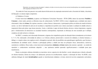 Municípios, nas respectivas áreas de atuação. A adoção, em todos os níveis de ensino, de um currículo interdisciplinar com conteúdo programático
sobre segurança de trânsito (CTB, 1997).
No estado do Ceará esta parceria vem sendo desenvolvida através da cooperação intersetorial entre a Secretaria de Saúde, a Secretaria
de Educação e os demais órgãos competentes.
e) Cidadania e Civismo
O tema transversal cidadania já aparece nos Parâmetros Curriculares Nacionais - PCNS (2000), dentro da macroárea Trabalho e
Consumo e, deste modo, permeia as diferentes áreas do conhecimento. Na BNCC (2018) o tema é adaptado para a realidade mais atual e
relacionado à ideia de civismo. Ele exprime conceitos e valores básicos à democracia, à participação política em defesa do estado de direitos
sociais e ao dever individual de cada um em reconhecer a importância de proferir esses valores associados à condição de cidadão cônscio e
responsável direto pelo pleno vigor desses preceitos. Assim, o indivíduo é capaz de discutir direitos, deveres e valores importantes e urgentes
para o fortalecimento da democracia na sociedade brasileira contemporânea, respeitando as diferenças de uma sociedade que é múltipla,
complexa, de modo inclusivo e tolerante.
Na BNCC, a temática está relacionada diretamente a algumas das competências gerais da educação básica (notadamente as de número
6, 7, 9 e 10), valorizando a diversidade de saberes e as vivências culturais; promovendo o exercício da cidadania, os direitos humanos, o
diálogo e o respeito mútuo com urgência social e abrangência nacional; além de possibilitar uma aprendizagem significativa, que favoreça o
entendimento da realidade social e fomente a participação política e cidadã com base em princípios éticos, democráticos, inclusivos,
sustentáveis e solidários. Desse modo, o tema transversal contemporâneo cidadania e civismo implica não somente o aprender – no sentido de
reproduzir o conhecimento socialmente adquirido –, mas oportuniza também apreender significativamente a realidade posta para
transformá-la.
Dentre os principais subtemas abordados na macroárea, tem-se: aspectos da vida familiar e social; educação para o trânsito; educação
em direitos humanos; direitos da criança e do adolescente; processo de envelhecimento, respeito e valorização do idoso. No DCRC, esses
subtemas dialogam de modo intradisciplinar quando se interrelacionam cidadania e civismo, através de um dos componentes curriculares;
 