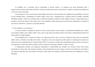 Ao trabalhar com a juventude, deve-se compreender as diversas facetas e os elementos que atuam diretamente sobre o
desenvolvimento biopsicossocial destes indivíduos, o que provoca perfis bem diversos e democráticos, exigindo a aceitação da pluralidade que
o termo nos confere: juventudes.
Nessa perspectiva, cabe à escola oferecer oportunidades únicas para o desenvolvimento de competências que possibilitem o exercício
de uma cidadania plena, a propriedade no domínio digital, assim como, a preparação para o moderno mundo do trabalho, abordando
habilidades, atitudes e valores que contribuam para a resolução de demandas complexas da vida cotidiana. Portanto, é imprescindível que se
reconheça o jovem como pessoa, como sujeito social e como cidadã/ão, criando espaços para que ela/ele possa compreender a si mesma/o (e
à/ao outra/o), descobrir-se e expressar o seu próprio potencial.
2.2 As/os Adultas/os e as/os Idosas/os
As escolas atendem a demandas de alunas/os de faixas etárias distintas, sendo, portanto, de fundamental importância que voltemos
nossa atenção, também, para o público adulto e idoso, uma vez que muitos, por inúmeros fatores, não tiveram a oportunidade de realizar seus
estudos básicos na idade adequada.
Em concordância com o Estatuto da Criança e do Adolescente (ECA), assim como com o Estatuto do Idoso (EI), são considerados
adultos todos os indivíduos com idade entre dezoito e cinquenta e nove anos, enquanto que todos aqueles com idade igual ou superior aos
sessenta anos são considerados idosos. Conforme Rutter (1996), "é um equívoco acreditar que as aprendizagens sejam exclusivas às crianças e
aos adolescentes.” Sendo assim, todos os adultos e todos as/os idosas/os estão aptos a aprender, a mudar e a evoluir.
É preponderante, portanto, que busquemos compreender as especificidades que carregam as/os alunas/os dessas faixas etárias,
percebendo que muitos deles estão distantes da prática escolar, desabituados aos ritos escolares, envoltos de uma história de vida própria e
com objetivos específicos para sua formação. Precisamos, então, pensar em estratégias e práticas educacionais mais fidedignas ao contexto
delas/deles.
 