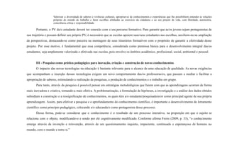 Valorizar a diversidade de saberes e vivências culturais, apropriar-se de conhecimentos e experiências que lhe possibilitem entender as relações
próprias do mundo do trabalho e fazer escolhas alinhadas ao exercício da cidadania e ao seu projeto de vida, com liberdade, autonomia,
consciência crítica e responsabilidade.
Portanto, o PV da/o estudante deverá ter conexão com o seu percurso formativo. Para garantir que as/os jovens sejam protagonistas de
sua trajetória e possam definir seu próprio PV, é necessário que as escolas apoiem suas/seus estudantes nas escolhas, auxiliem-na na ampliação
de perspectivas, destacando-se como parceira na montagem de seus itinerários formativos com o propósito de garantir a efetividade desse
projeto. Por esse motivo, é fundamental que essa competência, considerada como premissa básica para o desenvolvimento integral das/os
estudantes, seja amplamente valorizada e efetivada nas escolas, pois envolve os âmbitos acadêmico, profissional, social, ambiental e pessoal.
III - Pesquisa como prática pedagógica para inovação, criação e construção de novos conhecimentos
O impacto das novas tecnologias na educação é bastante relevante para o alcance de uma educação de qualidade. As novas exigências
que acompanham a inserção dessas tecnologias exigem um novo comportamento das/os professoras/es, que passam a mediar e facilitar a
apropriação de saberes, estimulando a realização de pesquisas, a produção de conhecimentos e o trabalho em grupo.
Para tanto, através da pesquisa é possível pensar em estratégias metodológicas que fazem com que as aprendizagens ocorram de forma
mais inovadora e criativa, tornando-a mais efetiva. A problematização, a formulação de hipóteses, a investigação e a análise dos dados obtidos
subsidiam a construção e a ressignificação de conhecimentos, os quais têm a/o estudante/pesquisadora/or como principal agente de sua própria
aprendizagem. Assim, para efetivar a pesquisa e o aprofundamento do conhecimento científico, é importante o desenvolvimento do letramento
científico como princípio pedagógico, colocando a/o educanda/o como protagonista desse processo.
Dessa forma, pode-se considerar que o conhecimento é o resultado de um processo interativo, na proporção em que o sujeito se
relaciona com o objeto, modificando-o e sendo por ele cognitivamente modificado. Conforme afirma Freire (2009, p. 33), “o conhecimento
emerge através da invenção e reinvenção, através de um questionamento inquieto, impaciente, continuado e esperançoso de homens no
mundo, com o mundo e entre si.”
 