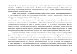 modos próprios de raciocinar, representar, comunicar, argumentar e, com base em discussões e argumentos, aprender conceitos e desenvolver
representações e procedimentos cada vez mais elaborados. Cabe observar que essas competências consideram que, além da cognição, as/os
alunas/os devem desenvolver atitudes de autoestima, de perseverança na busca de soluções e de respeito ao trabalho e às opiniões dos colegas,
mantendo predisposição para realizar ações em grupo.
418
Torna-se, em especial, premente a necessidade de incorporar a vivência da descoberta científica e matemática às práticas pedagógicas.
Em franca contradição a este sentido de urgência, vemos aumentar, a cada geração, o fosso entre a Matemática escolar e as formas reais e
dinâmicas com que matemáticos têm ajudado a modelar o mundo atual.
419
De fato, o ensino de Matemática, tanto em suas conformações tradicionais quanto contemporâneas, reforça o aparente divórcio entre a
atividade matemática como se pratica e se aplica ao mundo e a sombra sem foco desta poderosa linguagem que ainda é praticada nas salas de
aula, por conta das limitações conceituais dos materiais didáticos. A dinâmica intrincada do mundo em que nossas/os alunas/os desenvolverão
suas aspirações pessoais e profissionais não permite que suprimamos do currículo o que for considerado, de modo arbitrário, demasiado
“complexo” ou “abstrato". Esse distanciamento entre o ensino da Matemática e a vastidão de suas potencialidades e aplicações, movido pelo
pretenso objetivo de tornar a disciplina mais acessível e a educação mais inclusiva, teve, ao longo do tempo, o efeito contrário de nos alijar das
ferramentas teóricas necessárias ao progresso econômico e ao bem-estar social ainda tão urgentemente demandados pela sociedade brasileira.
420
A constatação da centralidade estratégica do ensino de Matemática ocorreu com algumas décadas de antecedência em países nos quais,
não por coincidência, registrou-se intenso crescimento econômico, bem-estar social e níveis excelentes de desempenho escolar em Matemática.
Mais do que uma correlação, há uma causalidade explícita entre o ímpeto tecnológico vivido pelos chamados Tigres Asiáticos e a centralidade
que as políticas educacionais ocuparam nesses países, promovendo modelos práticos e efetivos, os quais inspiraram reformas educacionais
mesmo em potências ocidentais como os Estados Unidos da América. Em muitos países, houve idas e vindas em reestruturações pedagógicas
guiadas por modelos teóricos gerais, de difícil validação ou mensuração em seus efeitos. Via de regra, tais abordagens pouco se apropriaram da
real natureza da Matemática. Os pífios resultados comparativos (como avaliados pelo TIMSS, por exemplo) fizeram vários estados americanos
assimilar ideias, por exemplo, do reconhecidíssimo Método Singapura, ao qual se reputa a vertiginosa transformação educacional no país que lhe
158
 