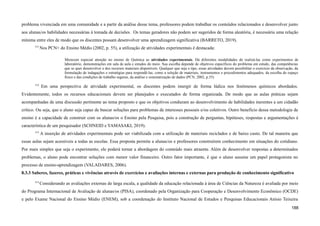 problema vivenciada em uma comunidade e a partir da análise desse tema, professores podem trabalhar os conteúdos relacionados e desenvolver junto
aos alunas/os habilidades necessárias à tomada de decisões. Os temas geradores não podem ser sugeridos de forma aleatória, é necessária uma relação
mínima entre eles de modo que os discentes possam desenvolver uma aprendizagem significativa (BARRETO, 2019).
511
Nos PCN+ do Ensino Médio (2002, p. 55), a utilização de atividades experimentais é destacada:
Merecem especial atenção no ensino de Química as atividades experimentais. Há diferentes modalidades de realizá-las como experimentos de
laboratório, demonstrações em sala de aula e estudos do meio. Sua escolha depende de objetivos específicos do problema em estudo, das competências
que se quer desenvolver e dos recursos materiais disponíveis. Qualquer que seja o tipo, essas atividades devem possibilitar o exercício da observação, da
formulação de indagações e estratégias para respondê-las, como a seleção de materiais, instrumentos e procedimentos adequados, da escolha do espaço
físico e das condições de trabalho seguras, da análise e sistematização de dados (PCN, 2002, p.55)
512
Em uma perspectiva de atividade experimental, os discentes podem imergir de forma lúdica nos fenômenos químicos abordados.
Evidentemente, todos os recursos educacionais devem ser planejados e executados de forma organizada. De modo que as aulas práticas sejam
acompanhadas de uma discussão pertinente ao tema proposto e que os objetivos conduzam ao desenvolvimento de habilidades inerentes a um cidadão
crítico. Ou seja, que o aluno seja capaz de buscar soluções para problemas de interesses pessoais e/ou coletivos. Outro benefício dessa metodologia de
ensino é a capacidade de construir com os alunas/os o Ensino pela Pesquisa, pois a construção de perguntas, hipóteses, respostas e argumentações é
característica de um pesquisador (SCHNEID e YAMASAKI, 2019).
513
A inserção de atividades experimentais pode ser viabilizada com a utilização de materiais reciclados e de baixo custo. De tal maneira que
essas aulas sejam acessíveis a todas as escolas. Essa proposta permite a alunas/os e professores construírem conhecimento em situações do cotidiano.
Por mais simples que seja o experimento, ele poderá tornar a abordagem do conteúdo mais atraente. Além de desenvolver respostas a determinados
problemas, o aluno pode encontrar soluções com menor valor financeiro. Outro fator importante, é que o aluno assume um papel protagonista no
processo de ensino-aprendizagem (VALADARES, 2006).
8.3.3 Saberes, fazeres, práticas e vivências através de exercícios e avaliações internas e externas para produção de conhecimento significativo
514
Considerando as avaliações externas de larga escala, a qualidade da educação relacionada à área de Ciências da Natureza é avaliada por meio
do Programa Internacional de Avaliação de alunas/os (PISA), coordenado pela Organização para Cooperação e Desenvolvimento Econômico (OCDE)
e pelo Exame Nacional do Ensino Médio (ENEM), sob a coordenação do Instituto Nacional de Estudos e Pesquisas Educacionais Anísio Teixeira
188
 