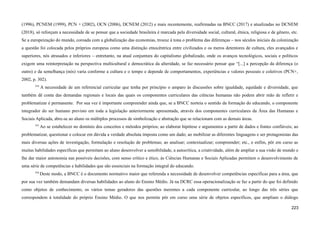 (1996), PCNEM (1999), PCN + (2002), OCN (2006), DCNEM (2012) e mais recentemente, reafirmadas na BNCC (2017) e atualizadas no DCNEM
(2018), só reforçam a necessidade de se pensar que a sociedade brasileira é marcada pela diversidade social, cultural, étnica, religiosa e de gênero, etc.
Se a europeização do mundo, coroada com a globalização das economias, trouxe à tona o problema das diferenças – nos séculos iniciais da colonização
a questão foi colocada pelos próprios europeus como uma distinção etnocêntrica entre civilizados e os meros detentores de cultura, eles avançados e
superiores, nós atrasados e inferiores – entretanto, na atual conjuntura do capitalismo globalizado, onde os avanços tecnológicos, sociais e políticos
exigem uma reinterpretação na perspectiva multicultural e democrática da alteridade, se faz necessário pensar que “[...] a percepção da diferença (o
outro) e da semelhança (nós) varia conforme a cultura e o tempo e depende de comportamentos, experiências e valores pessoais e coletivos (PCN+,
2002, p. 302).
554
A necessidade de um referencial curricular que tenha por princípio o amparo às discussões sobre igualdade, equidade e diversidade, que
também dê conta das demandas regionais e locais das quais os componentes curriculares das ciências humanas não podem abrir mão de refletir e
problematizar é permanente. Por sua vez é importante compreender ainda que, se a BNCC norteia o sentido da formação do educando, o componente
integrador do ser humano previsto em toda a legislação anteriormente apresentada, através dos componentes curriculares da Área das Humanas e
Sociais Aplicada, abre-se ao aluno os múltiplos processos de simbolização e abstração que se relacionam com as demais áreas.
555
Ao se estabelecer no domínio dos conceitos e métodos próprios; ao elaborar hipótese e argumentos a partir de dados e fontes confiáveis; ao
problematizar, questionar e colocar em dúvida a verdade absoluta imposta como um dado; ao mobilizar as diferentes linguagens e ser protagonistas das
mais diversas ações de investigação, formulação e resolução de problemas; ao analisar; contextualizar; compreender; etc., e enfim, pôr em curso as
muitas habilidades específicas que permitam ao aluno desenvolver a sensibilidade, a autocrítica, a criatividade, além de ampliar a sua visão de mundo e
lhe dar maior autonomia nas possíveis decisões, com senso crítico e ético, às Ciências Humanas e Sociais Aplicadas permitem o desenvolvimento de
uma série de competências e habilidades que são essenciais na formação integral do educando.
556
Deste modo, a BNCC é o documento normativo maior que referenda a necessidade de desenvolver competências específicas para a área, que
por sua vez também demandam diversas habilidades ao aluno do Ensino Médio. Já na DCRC essa operacionalização se faz a partir do que foi definido
como objetos de conhecimento, os vários temas geradores das questões inerentes a cada componente curricular, ao longo das três séries que
correspondem à totalidade do próprio Ensino Médio. O que nos permite pôr em curso uma série de objetos específicos, que ampliam o diálogo
223
 