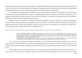 superficial por parte das orientações para o Plano Nacional do Livro Didático 2021(PNLD) objeto 2. Diante deste desafio é pertinente que o PNLD seja
objeto de estudo docente e que as redes proporcionem a ampliação da formação docente para professores autores, elaboradores de material didático
estruturado, elaboradores de itens, com o devido reconhecimento e respeito aos direitos autorais dos professores.
E as avaliações? As avaliações ganham mais destaque neste novo cenário. Desde a construção de uma avaliação até os estudos dos seus
resultados, todos os elementos inseridos têm como objetivo o acompanhamento do processo de construção e consolidação do conhecimento, em uma
perspectiva de aprendizagem continuada, aferindo o desenvolvimento das habilidades. Os instrumentos de avaliação precisarão ser diversificados e
alinhados ao momento educacional vigente permeado pela tecnologia.
Múltiplas e diversas são as formas de construção dos conhecimentos geográficos bem como os desafios que se apresentam nesta etapa de
ensino. Convidamos estudantes e professores a construção de um percurso com destino a uma formação integral dos educandos, permeada por uma
geografia cidadã que possa contribuir para a realização do projeto de vida de cada jovem em consonância com a formação de um cidadão crítico-
reflexivo, que saiba atuar como agente transformador da sociedade em que vive.
8.4.6 A diversidade e a multiplicidade no ensino de Filosofia: narrativas, usos e formas de construção do conhecimento
A palavra [filosofia] faz referência a uma relação com o saber e, em particular, a um vínculo de amor como aspiração ou desejo de saber, mais que ao
domínio de um saber determinado. Ao assumir essa caracterização [...], se se trata de curso que se situa na filosofia - isto é, aquele que poderíamos
chamar cabalmente “filosófico” – o que aparece como fundante não é tanto o recorte ocasional de um conhecimento a ser transmitido, mas a atividade de
aspirar a “alcançar o saber” (CERLETTI, 2009, p. 18-19).
Em sentido estrito, o perguntar filosófico não se detém nunca, porque, para um filósofo, o amor ou desejo de saber (a filo – sofia) nunca é preenchida.
Nessa inquietude de saber, a pergunta filosófica se dirige, com perseverança, ao coração do conceito (CERLETTI, 2009, p. 25).
597
Os trechos escritos por Cerletti abrem trilhas para pensarmos o ensino de Filosofia na última etapa da educação básica, na forma de
disciplina, práticas ou estudos. Partindo da raiz semântica do termo filosofia, filo (amor ou amizade) e sofia (saber), o filósofo é aquele que, no seu
anseio por saber, por amá-lo, deixa clara a importância que a sofia tem na sua vida. Essa busca, presente na relação do homem com o saber, nunca terá
um fim.
598
Essa perceptiva, com raízes no pensamento de Sócrates, é a mesma que os professores de Filosofia do estado do Ceará podem cultivar: por
amar o saber e ter ciência do seu valor e importância, precisa-se desenvolver nas alunas/os a capacidade de amar o saber ou o exercitar aquilo que o
239
 