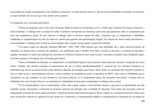 necessidades do mundo contemporâneo, mas também os interesses e os perfis das/dos alunas/os, suas diversas possibilidades de inserção sociocultural,
as especificidades do local em que vivem, dentre outros aspectos.
9.2 Integração com a formação geral básica
733
Pensar na integração entre as três séries do Ensino Médio levando em consideração os IF e a FGB exige considerar dois pontos essenciais: a
transversalidade e o diálogo entre os campos do saber. O primeiro corresponde aos elementos transversais que perpassam todos os componentes por
meio das competências gerais. No que concerne ao diálogo entre os diversos campos do saber, é desejável que as competências e habilidades
trabalhadas se complementem em torno de objetivos comuns para garantir uma aprendizagem integral. No contexto do ensino médio pós-reforma, a
transversalidade e o diálogo entre as áreas possuem destaque tanto na parte comum quanto na parte diversificada.
734
Os marcos legais da educação brasileira (BRASIL, 1988; 1990; 1996) indicam que suas finalidades são o pleno desenvolvimento do
educando, seu preparo para o exercício da cidadania e sua qualificação para o trabalho. Para tanto, a escola, os docentes, a secretaria de educação e
qualquer instituição ou sujeito que participe da construção de itinerários formativos deve observar que é necessário considerar essas finalidades legais,
de forma a garantir a articulação com a formação geral básica.
735
Junto às finalidades da educação, as competências e as habilidades figuram como elementos transversais que orientam a integração do ensino
médio. Contudo, elas também carregam as características do que se chama interdisciplinaridade. É essencial que nos itinerários formativos as
habilidades que devem ser desenvolvidas sejam diferentes daquelas da formação geral básica. Desse modo, na construção dos itinerários formativos,
deve-se observar que o aprofundamento da parte comum considera as competências gerais e específicas da BNCC, bem como as habilidades que as
constituem e as que compõem os eixos formativos. Em outras palavras, se as competências gerais são elementos transversais, a relação entre as
habilidades dos eixos da parte flexível e as competências e habilidades da parte geral correspondem ao diálogo entre as áreas.
736
O viés interdisciplinar, visto na continuidade e fluxo entre a parte comum e a diversificada, observa o que deverá ser aprofundado em cada
realidade escolar, fomentando a construção de proposta curricular que dialogue com a realidade do educando. Essa noção está associada à ideia de
integralidade curricular do ensino médio que busca “o desenvolvimento intencional dos aspectos físicos, cognitivos e socioemocionais da/o aluna/o por
meio de processos educativos significativos que promovam a autonomia, o comportamento cidadão e o protagonismo na construção de seu projeto de
338
 