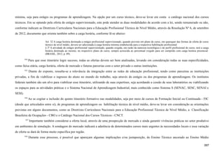 mínima, seja para estágio ou programas de aprendizagem. Na opção por um curso técnico, deve-se levar em conta o catálogo nacional dos cursos
técnicos. Em se optando pela oferta do estágio supervisionado, este pode atender as duas modalidades de acordo com a lei, sendo remunerado ou não,
conforme indicam as Diretrizes Curriculares Nacionais para a Educação Profissional Técnica de Nível Médio, através da Resolução Nº 6, de setembro
de 2012, documento que orienta também sobre a carga horária, conforme lê-se abaixo:
Art. 32 A carga horária destinada a estágio profissional supervisionado, quando previsto em plano de curso, em quaisquer das formas de oferta do curso
técnico de nível médio, deverá ser adicionada à carga horária mínima estabelecida para a respectiva habilitação profissional.
§ 2º A atividade de estágio profissional supervisionado, quando exigida, em razão da natureza tecnológica e do perfil profissional do curso, terá a carga
horária destinada ao mesmo, no respectivo plano de curso, sempre acrescida ao percentual exigido para ser cumprido com carga horária presencial.
(BRASIL, 2012, p. 09).
834
Para que esse itinerário logre sucesso, todas as ofertas devem ser bem analisadas, levando em consideração todas as suas especificidades,
como faixa etária, carga horária, oferta de mercado e futuras parcerias com o setor privado e outras instituições.
835
Diante do exposto, ressalta-se a relevância da integração entre as redes de educação profissional, tendo como parceiras as instituições
privadas, a fim de viabilizar o ingresso do aluno no mundo do trabalho, seja através do estágio ou dos programas de aprendizagem. Os institutos
federais também são um alvo para viabilizar esse itinerário, utilizando de suas expertises, seja acordando a cessão de seus laboratórios ou viabilizando
os espaços para as atividades práticas e o Sistema Nacional de Aprendizagem Industrial, mais conhecido como Sistema S (SENAC, SESC, SENAI e
SESI).
836
Ao se cogitar a inclusão do quinto itinerário formativo nas modalidades, seja por meio de cursos de Formação Inicial ou Continuada - FIC
(desde que articulados entre si), de programas de aprendizagem ou habilitação técnica de nível médio, deve-se levar em consideração as orientações
previstas em alguns documentos, como as Diretrizes Curriculares Nacionais para a Educação Profissional Técnica de Nível Médio, a Classificação
Brasileira de Ocupações - CBO e o Catálogo Nacional dos Cursos Técnicos - CNCT.
837
Importante também considerar a oferta local, através de uma prospecção de mercado e ainda garantir vivências práticas no setor produtivo
em ambientes de simulação. A sondagem do mercado indicará a aderência de determinados cursos mais urgentes às necessidades locais e essa variação
de oferta se dará de forma muito específica por região.
838
Durante esse processo, é possível que apareçam algumas implicações e/ou justaposição, do Ensino Técnico ancorado ao Ensino Médio
397
 